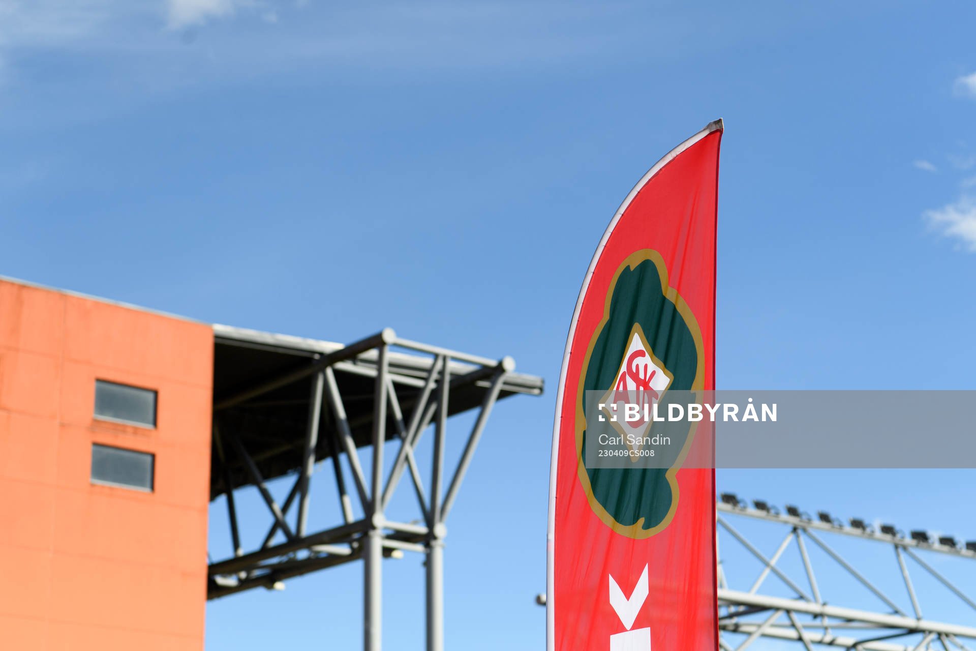 Skövde AIKs klubbmärke på en flagga utanför arenan innan fotbollsmatchen i Superettan mellan Skövde AIK och Jönköpings Södra den 9 april 2023 i Borås.