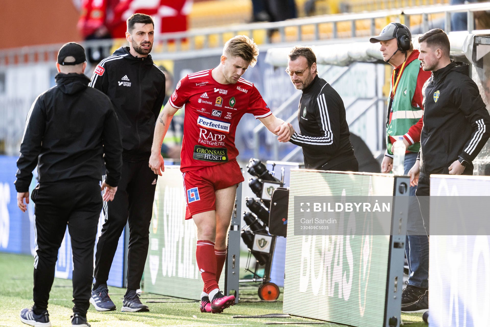 Skövde AIKs Hampus Söderström har ont och lämnar planen