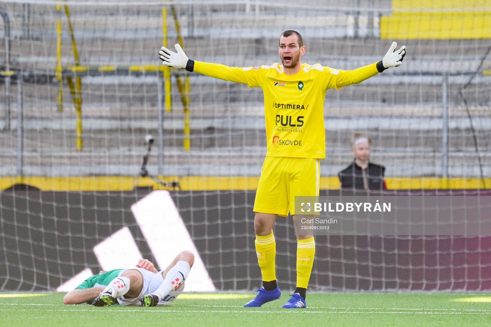 Skövde AIKs målvakt Markus Fröjd reagerar