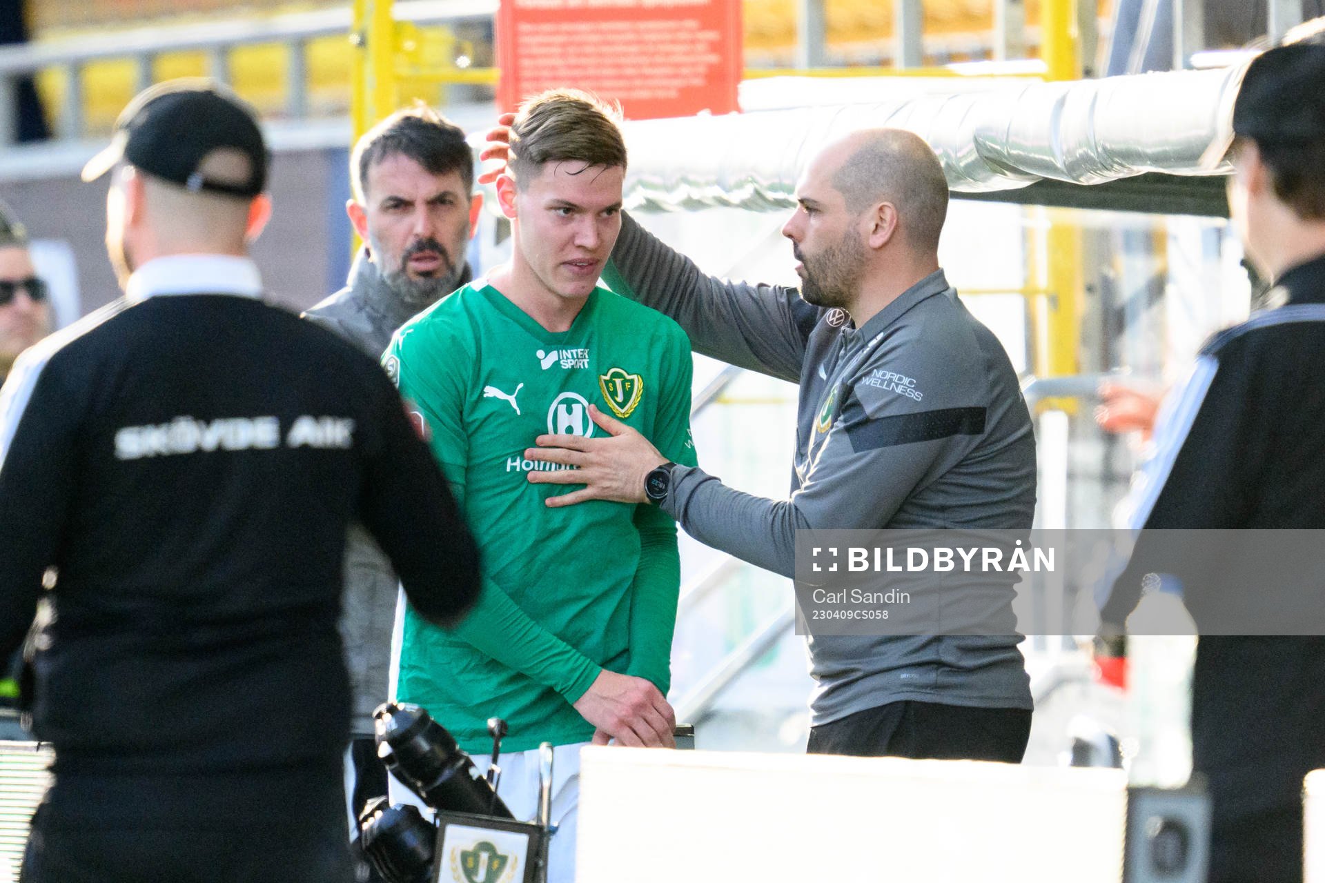 Jönköpings Södras Taylor Silverholt byts ut under fotbollsmatchen i Superettan mellan Skövde AIK och Jönköpings Södra den 9 april 2023 i Borås.