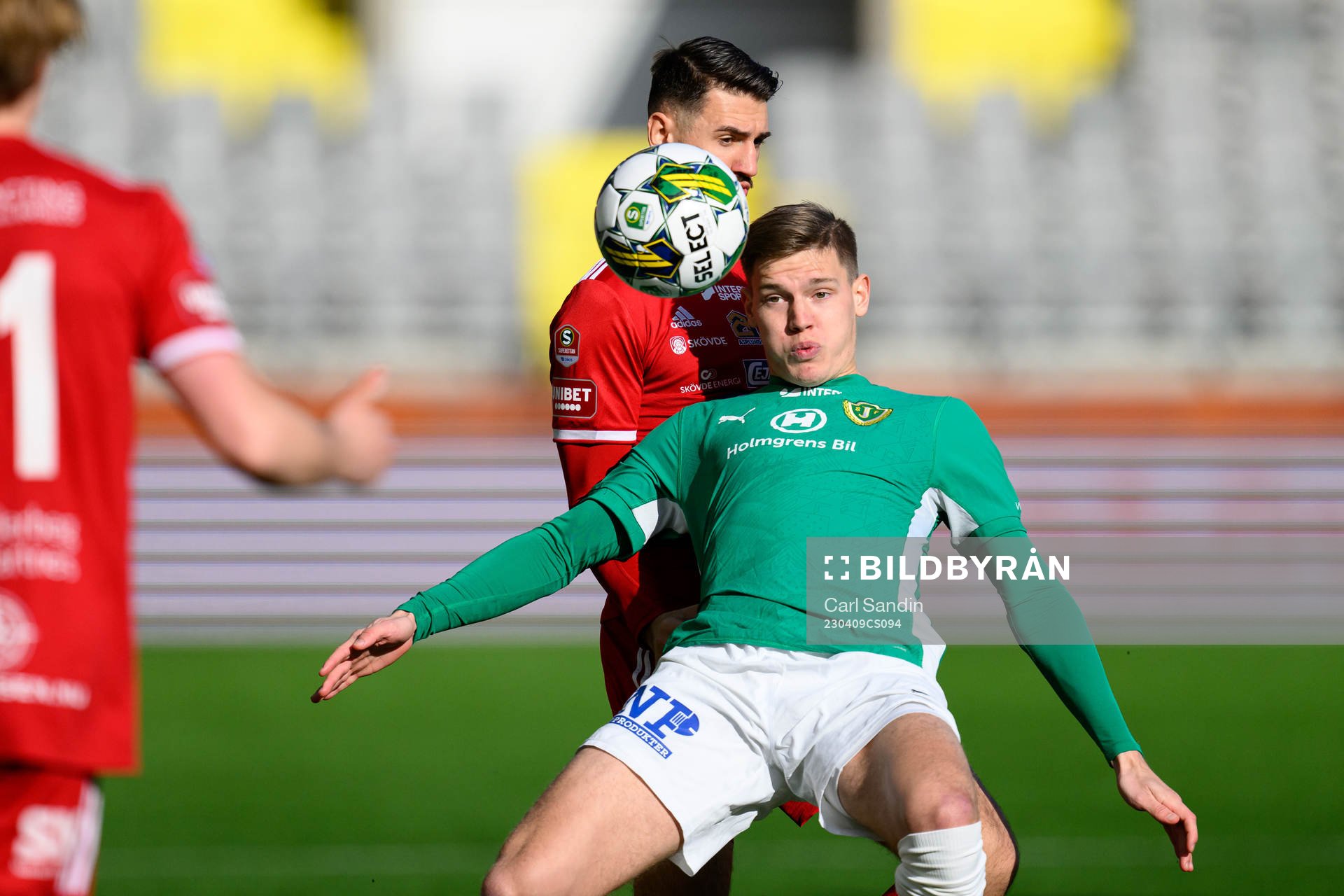 Skövde AIKs Aldin Basic och Jönköpings Södras Taylor Silverholt under fotbollsmatchen i Superettan mellan Skövde AIK och Jönköpings Södra den 9 april 2023 i Borås.