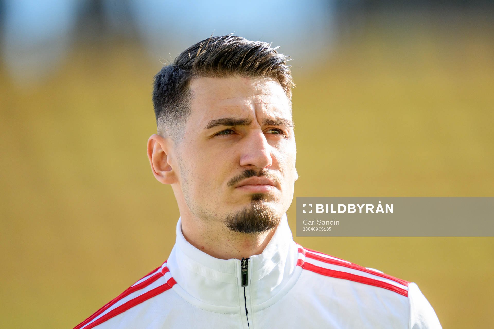 Skövde AIKs Aldin Basic vid lineup innan fotbollsmatchen i