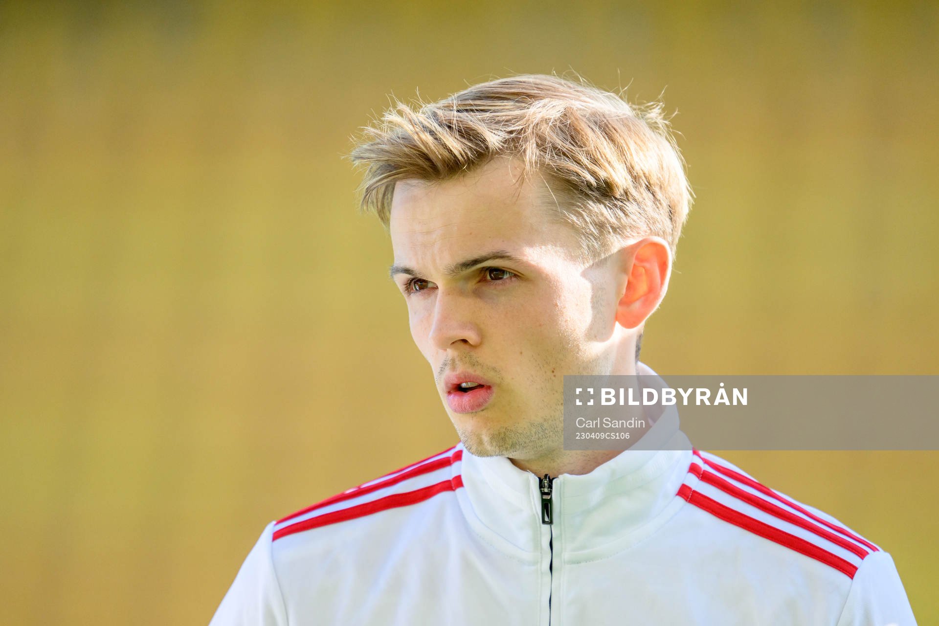 Skövde AIKs Lukas Rhöse vid lineup innan fotbollsmatchen