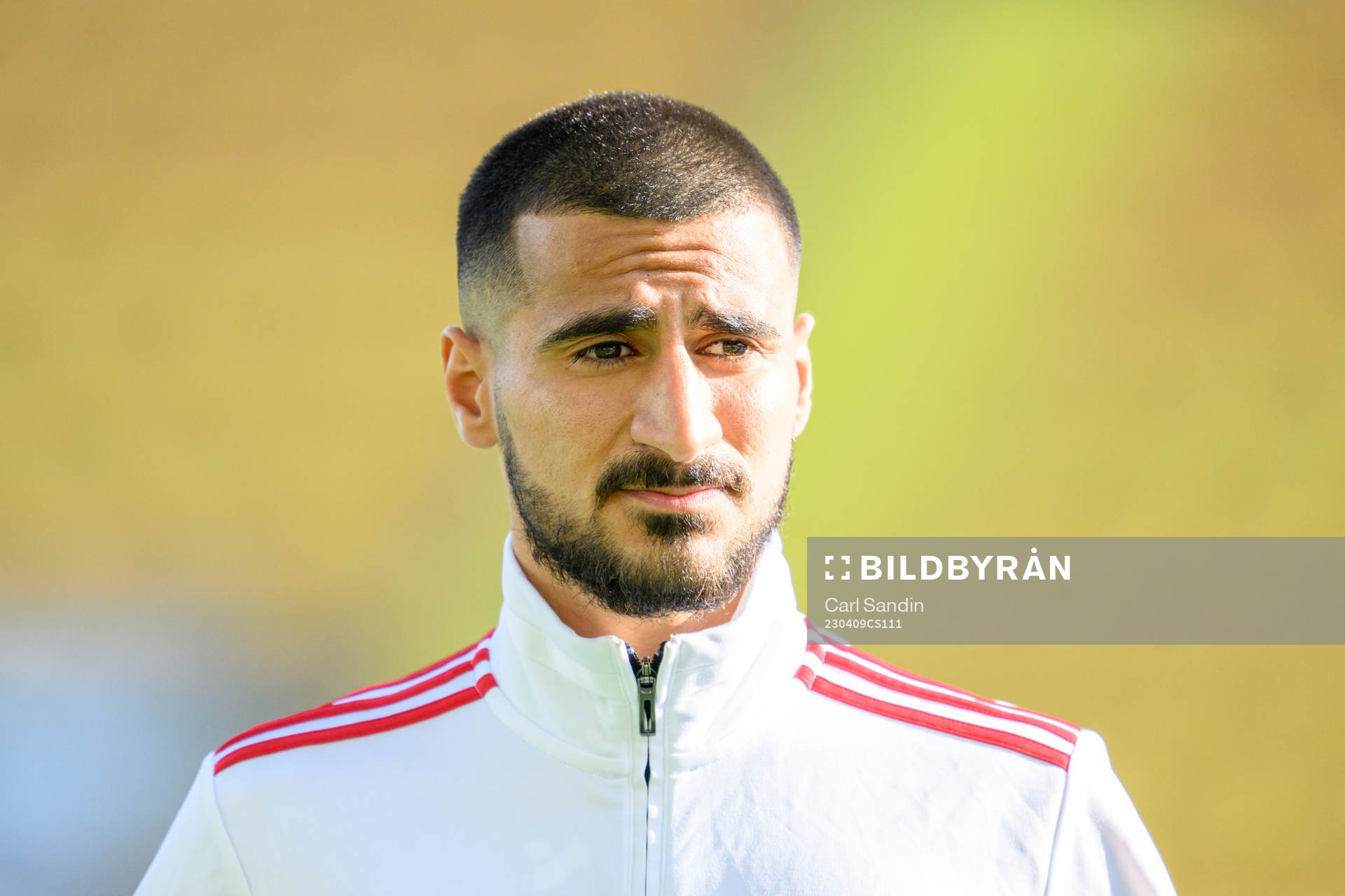 Skövde AIKs Elmar Abraham vid lineup innan fotbollsmatchen
