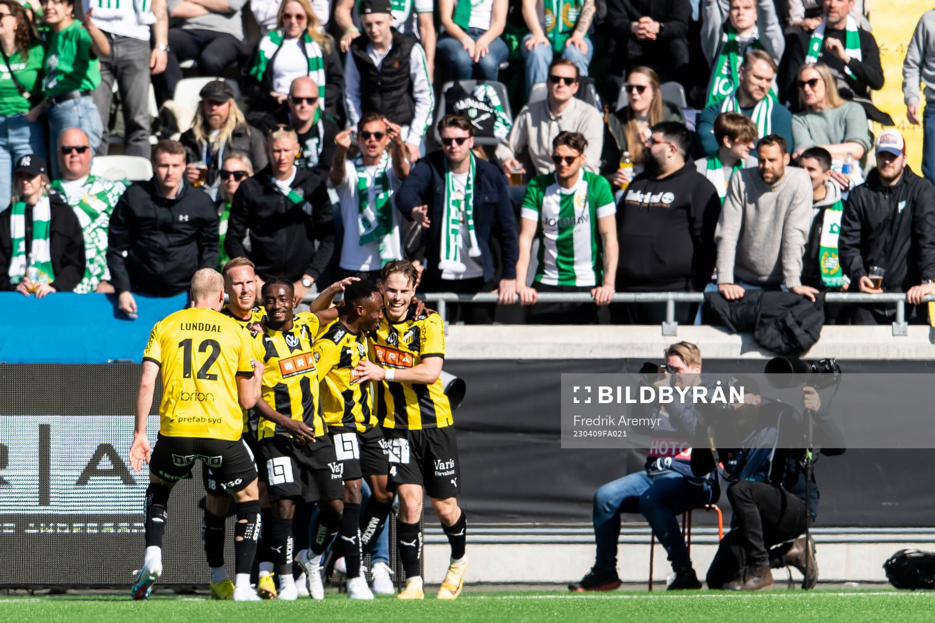 Häckens spelare jublar
