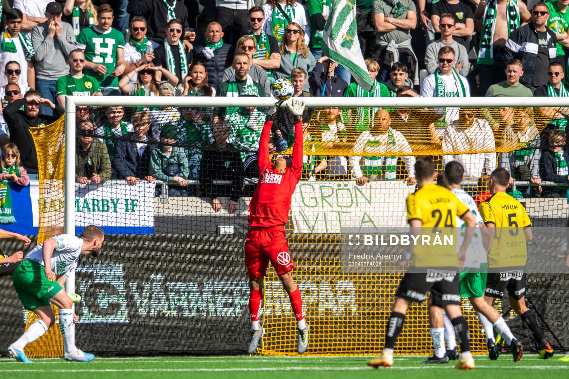 Hammarbys målvakt Oliver Dovin räddar ett skott