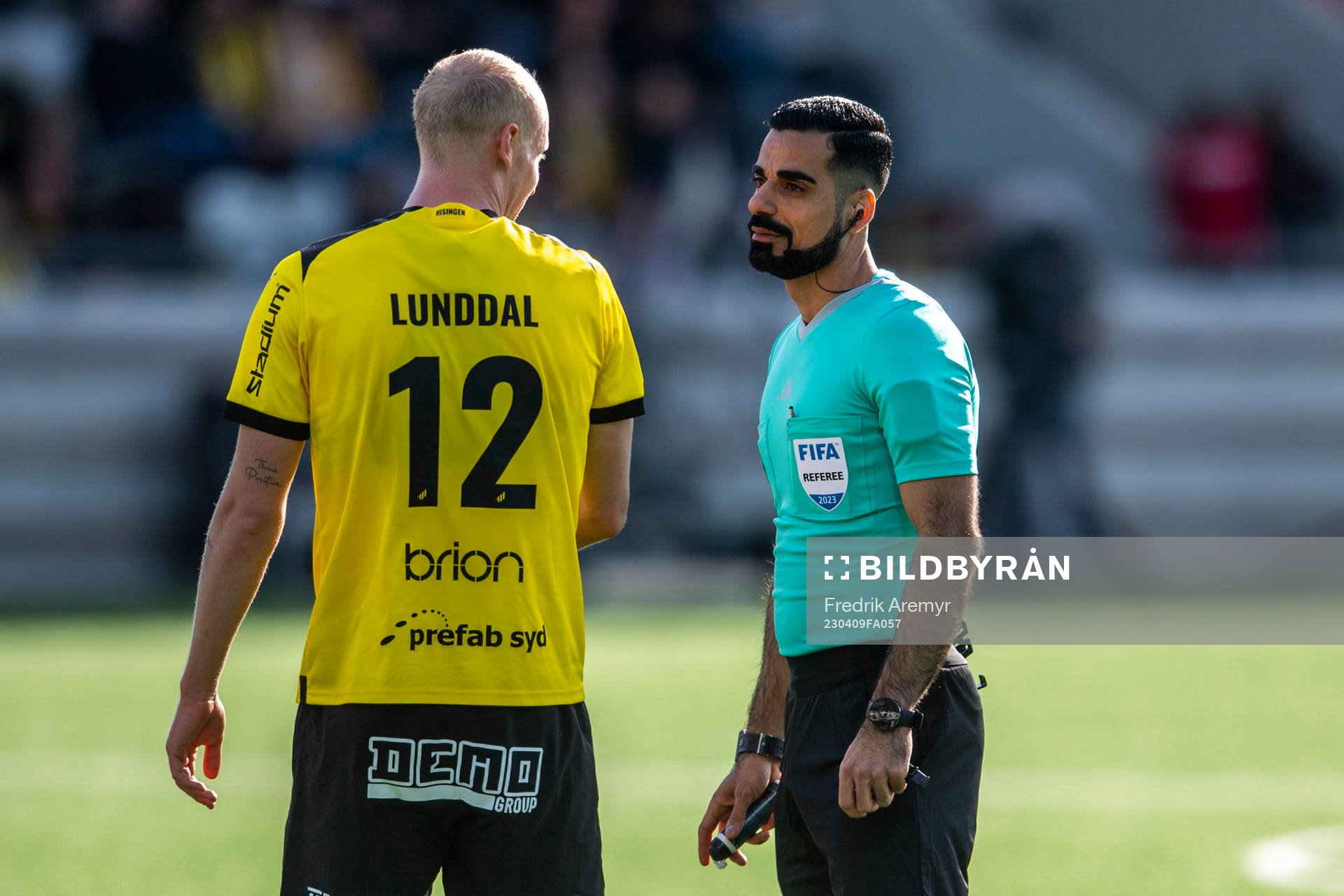 Häckens Valgeir Fridriksson och Domare Mohammed Al-Hakim under fotbollsmatchen i Allsvenskan mellan Häcken och Hammarby den 9 april 2023 i Göteborg.
