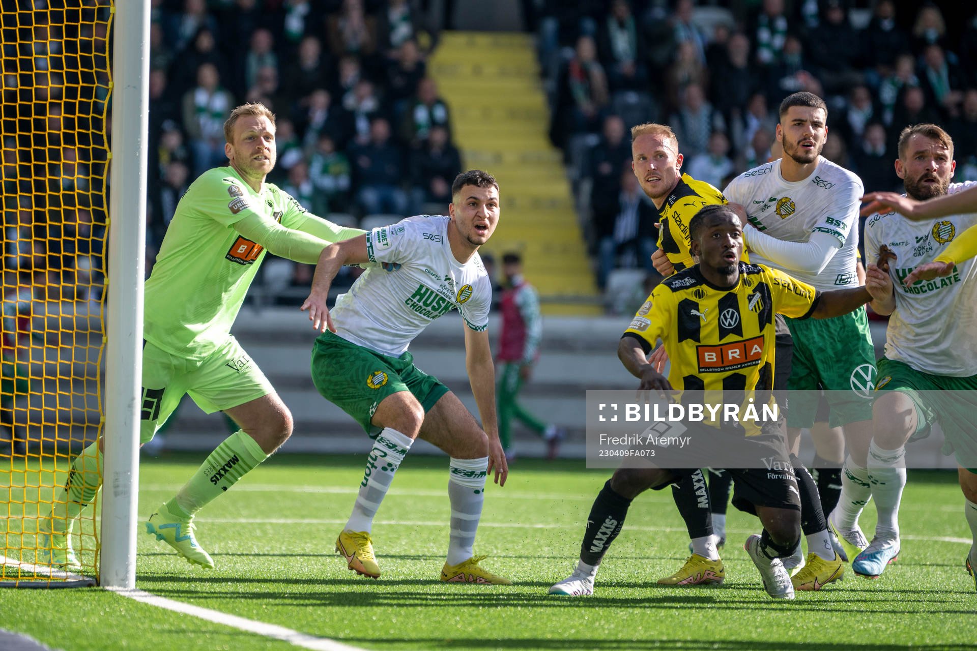 Häckens målvakt Peter Abrahamsson , Hammarbys Abdelrahman Saidi , Häckens Mikkel Rygaard Jensen, Ibrahim Sadiq samt Hammarbys Viktor Djukanovic och Mads Fenger Nielsen under fotbollsmatchen i Allsvenskan mellan Häcken och Hammarby den 9 april 2023 i Göteborg.