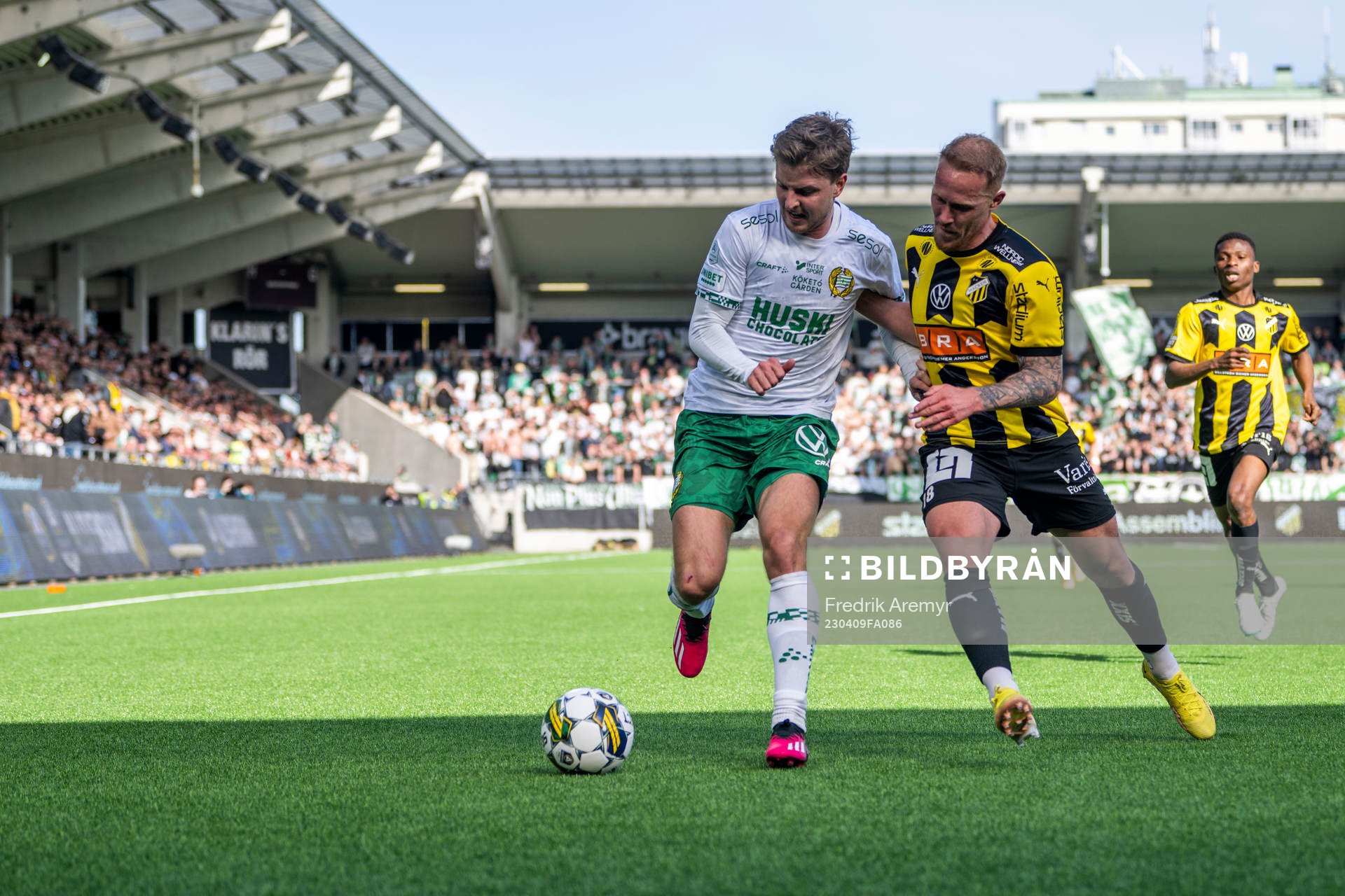 Hammarbys Joel Nilsson och Häckens Mikkel Rygaard Jensen
