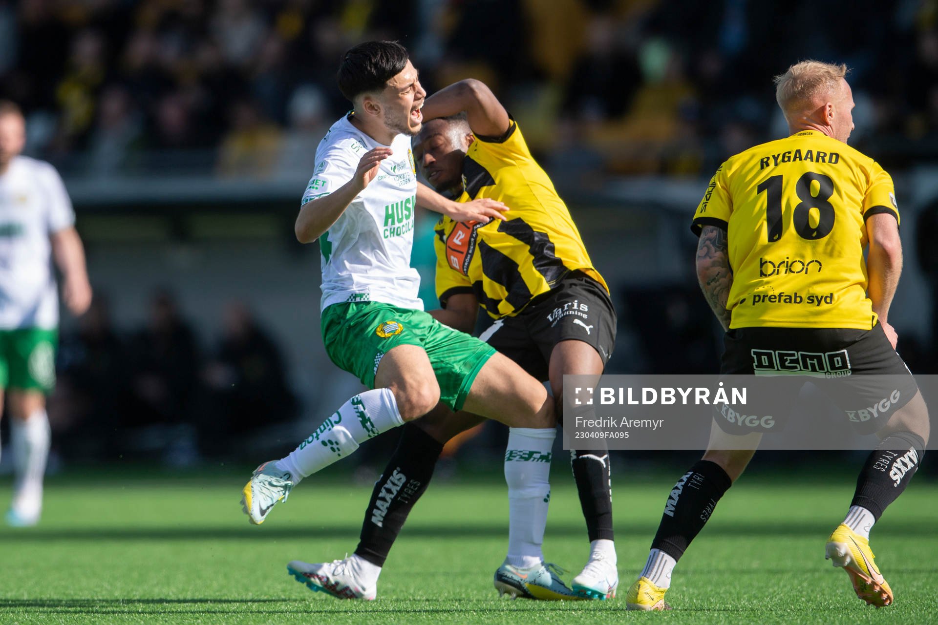 Hammarbys Alper Demirol och Häckens Benie Adama Traore