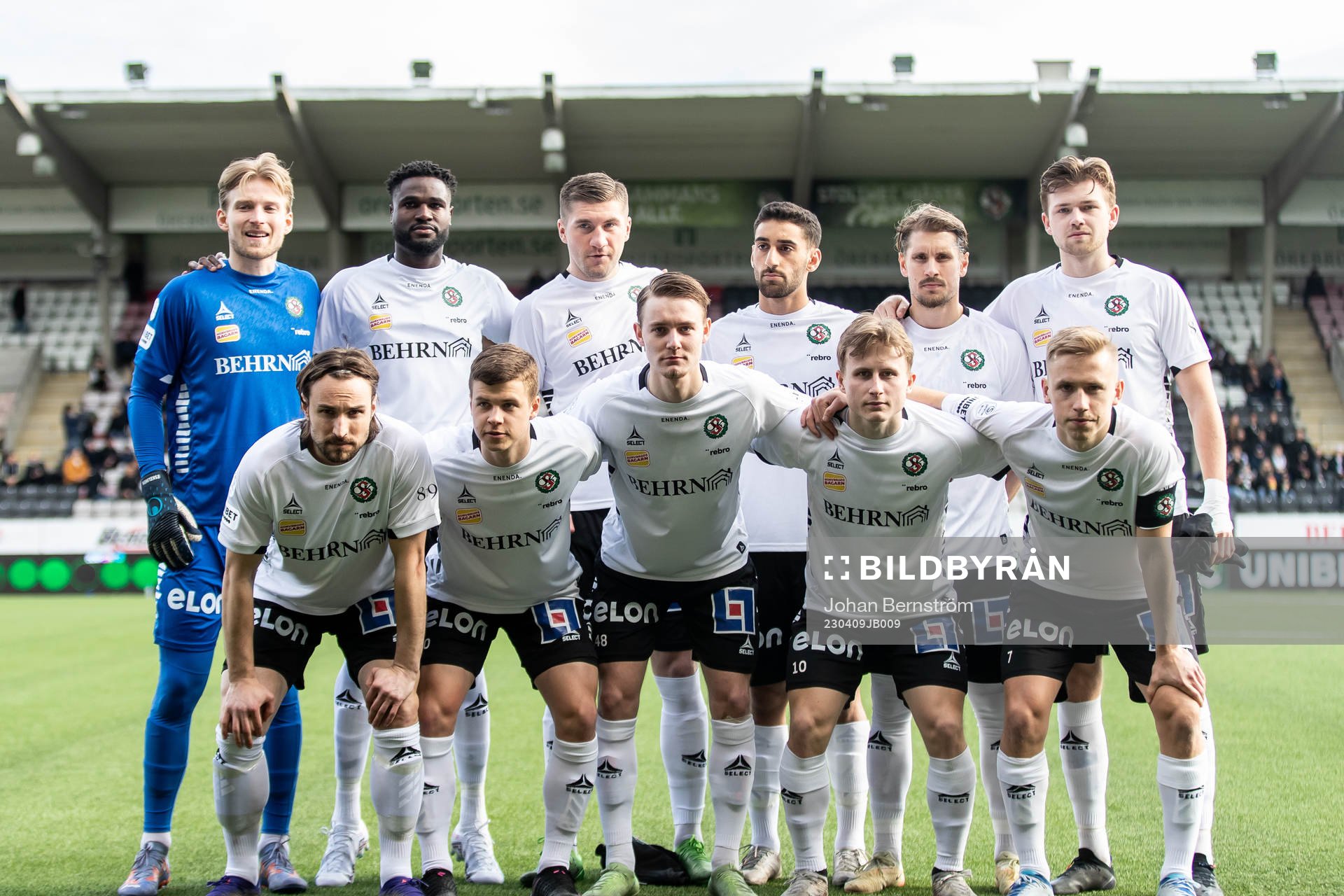 Örebros startelva ställer upp för en lagbild