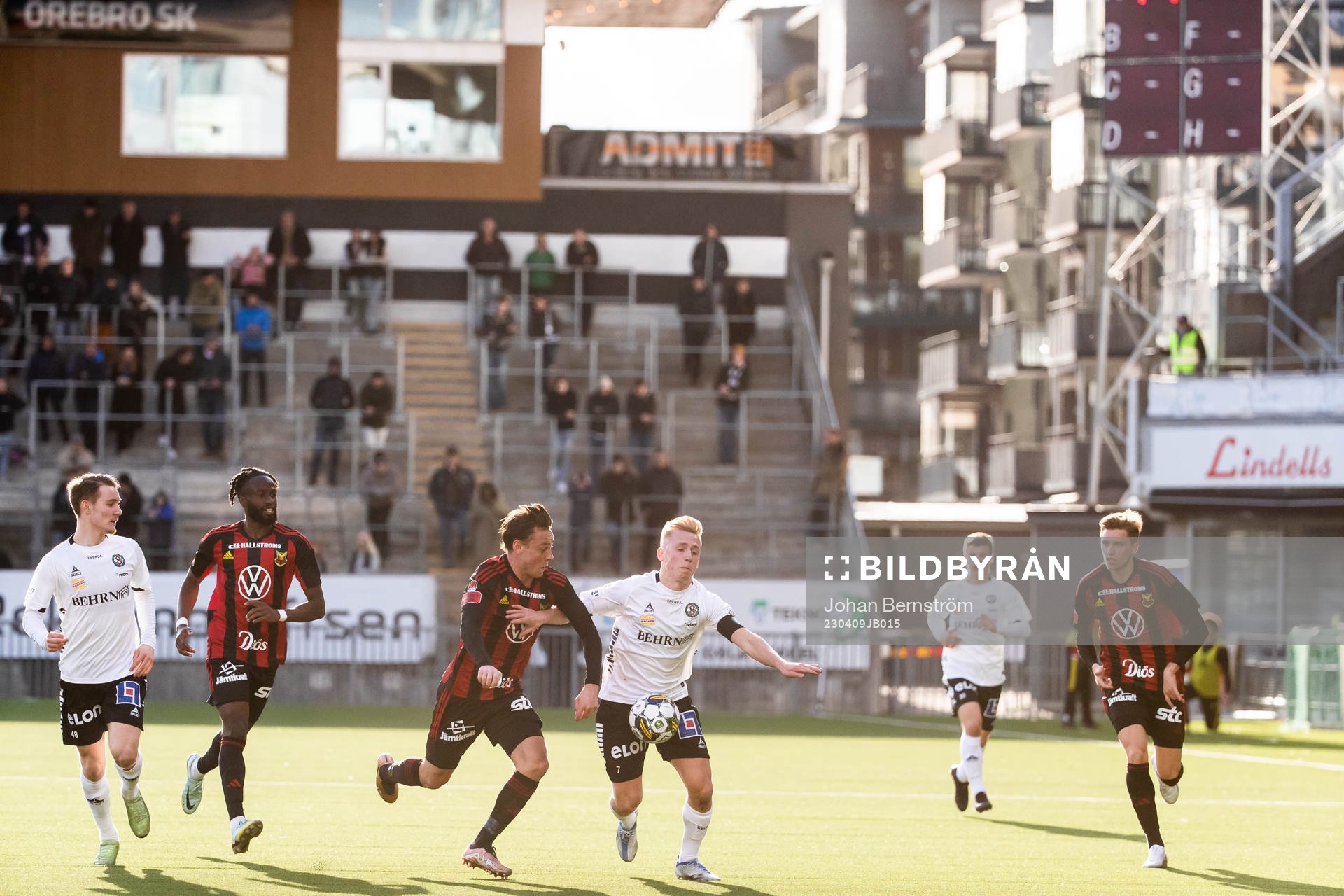 Östersunds Cesar Weilid och Örebros David Seger under fotbollsmatchen i Superettan mellan Örebro och Östersund den 9 april 2023 i Örebro. 