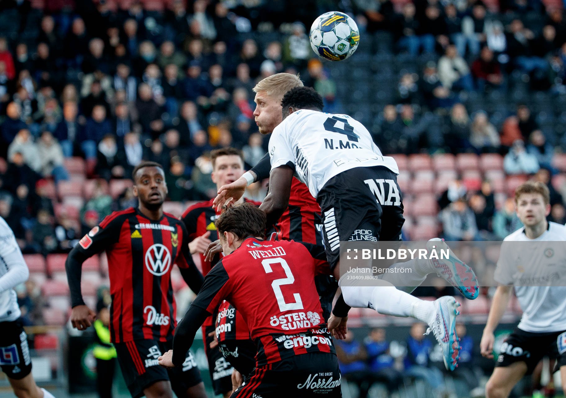 Östersunds Cesar Weilid och Örebros Nasiru Moro under fotbollsmatchen i Superettan mellan Örebro och Östersund den 9 april 2023 i Örebro. 