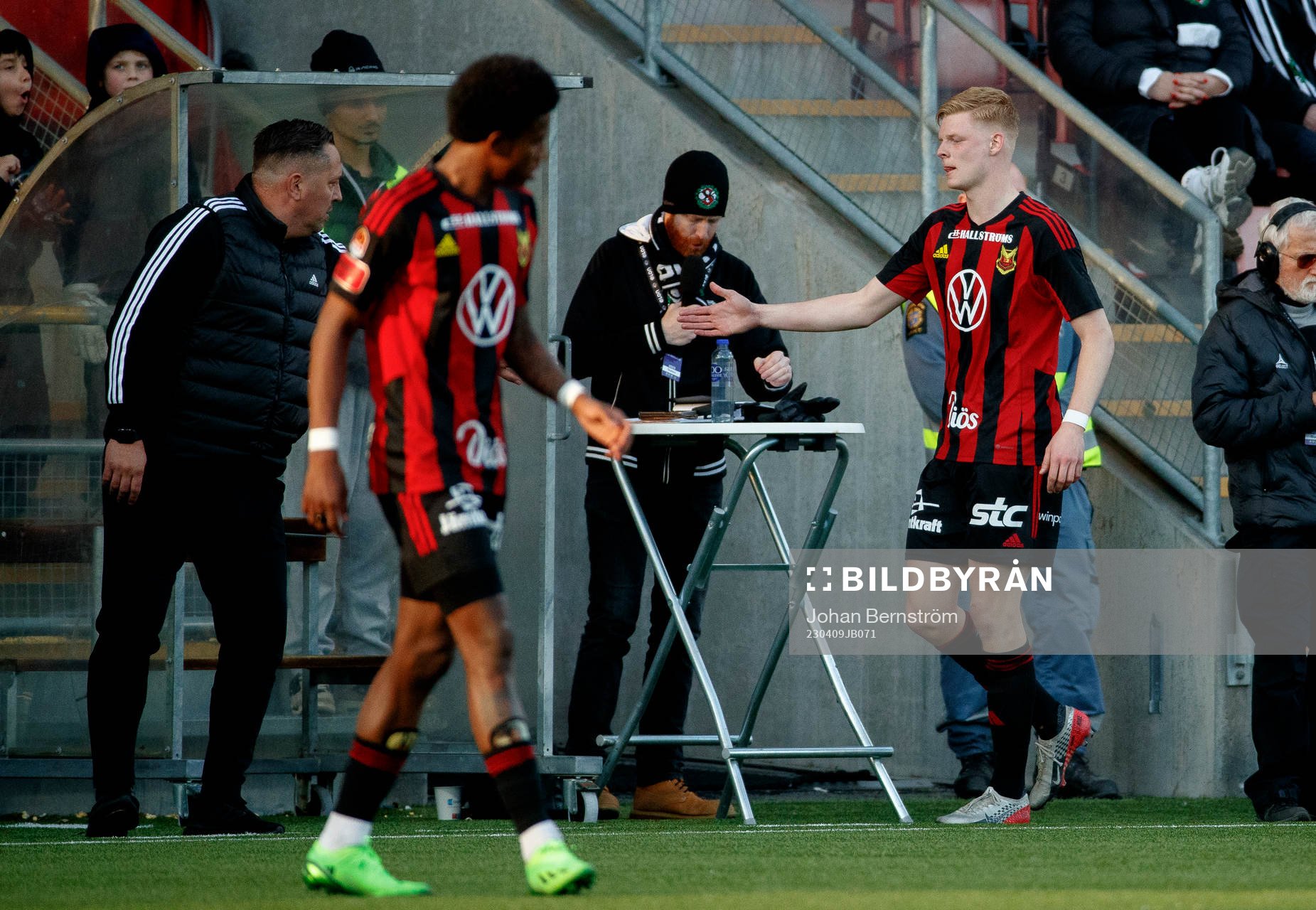 Östersunds Malcolm Stolt byts ut under fotbollsmatchen i Superettan mellan Örebro och Östersund den 9 april 2023 i Örebro. 
