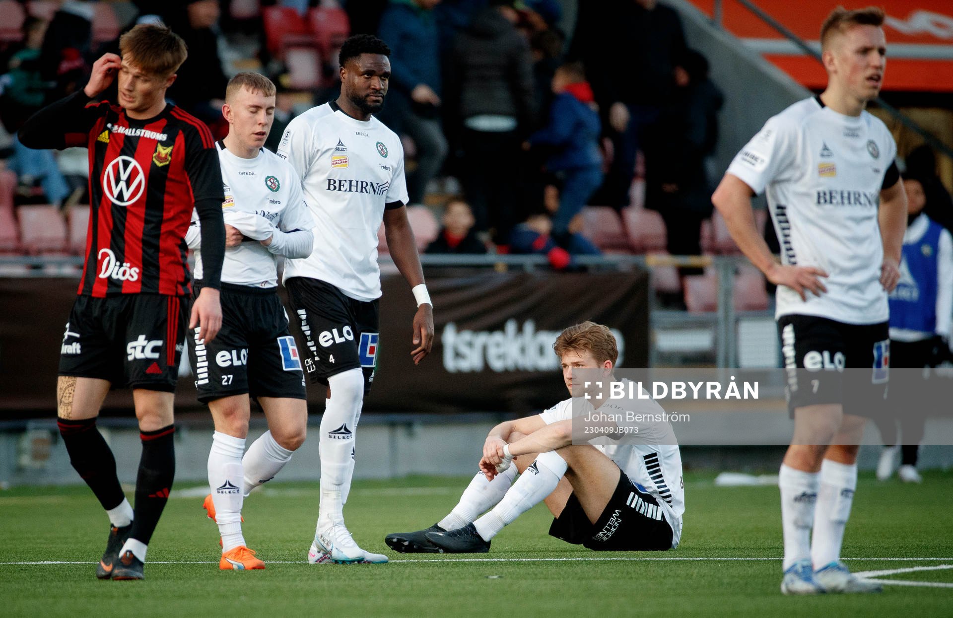 Örebros Nasiru Moro och Niclas Bergmark deppar