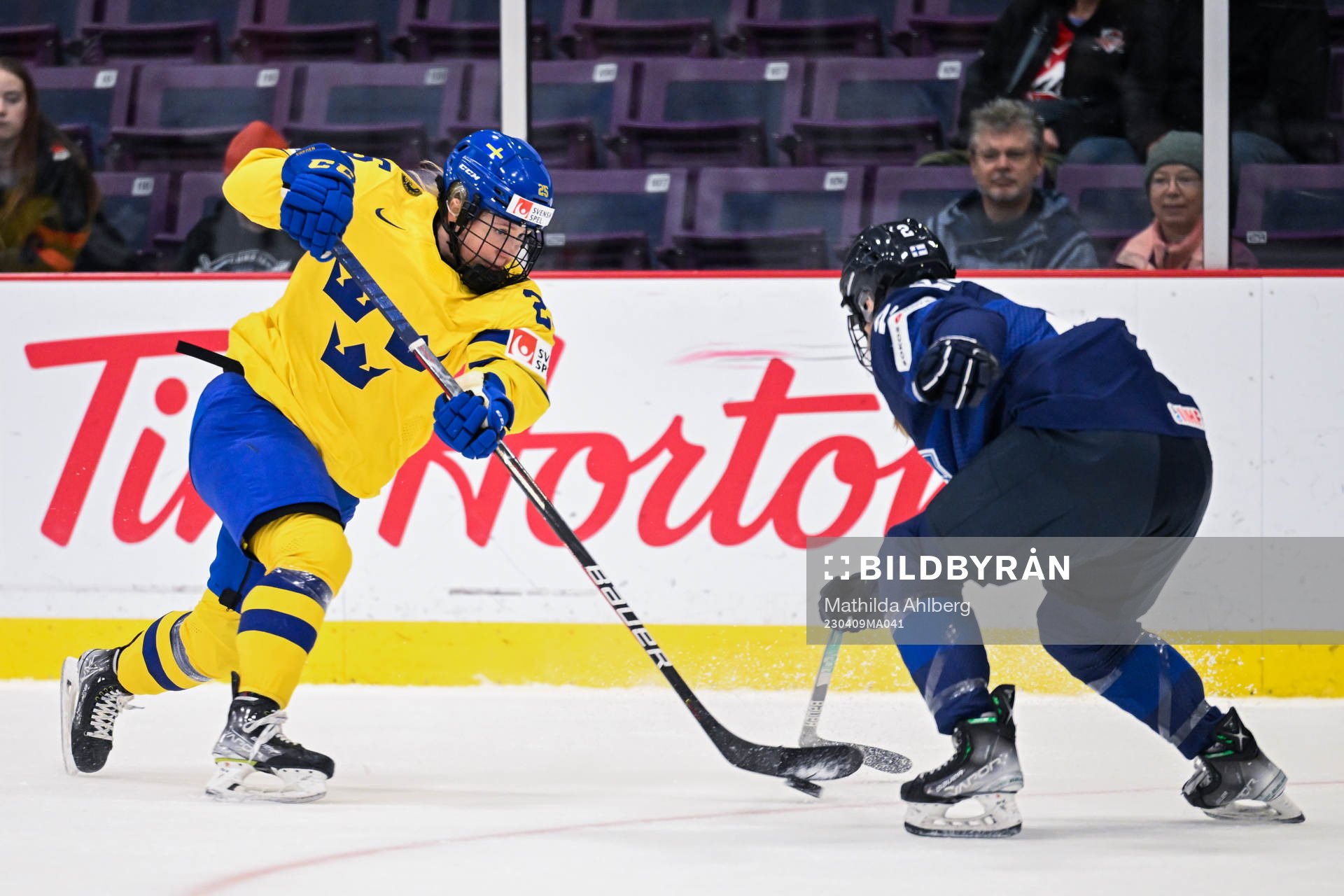 Lina Ljungblom of Sweden and Sini Karjalainen of Finland