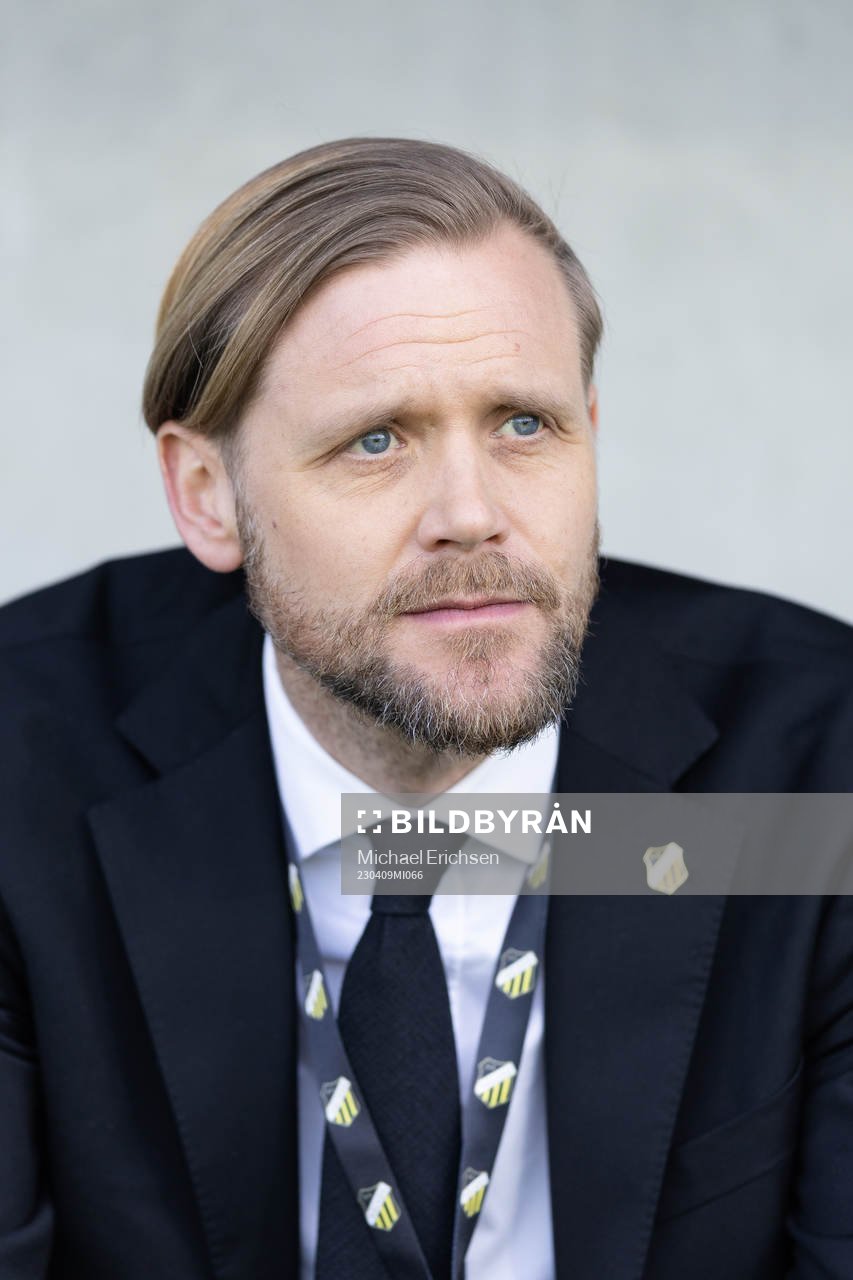 Häckens klubbchef Marcus Jodin innan fotbollsmatchen i
