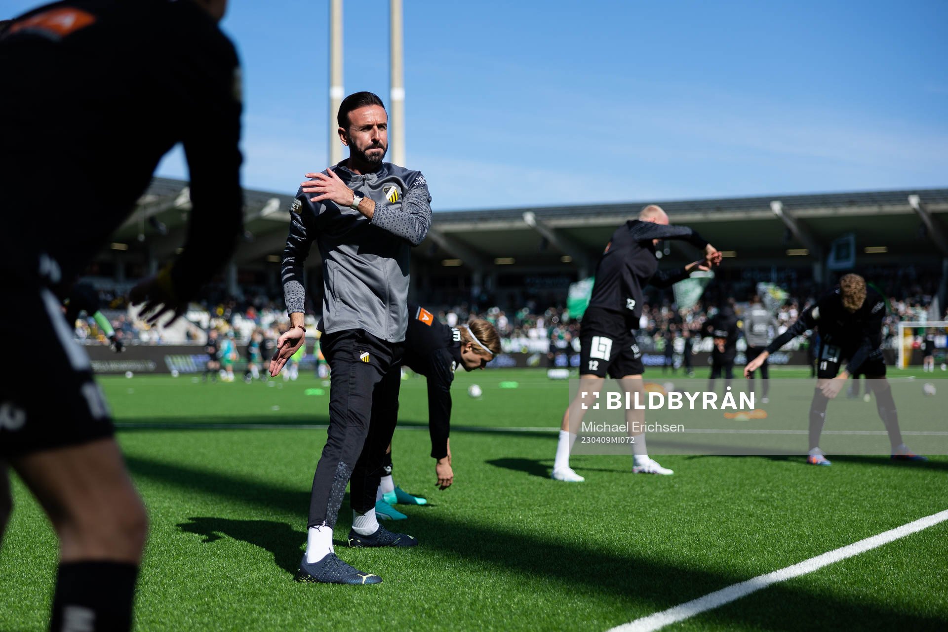 Häckens fystränare Jordi Gonzalez under uppvärmningen innan fotbollsmatchen i Allsvenskan mellan Häcken och Hammarby den 9 april 2023 i Göteborg.