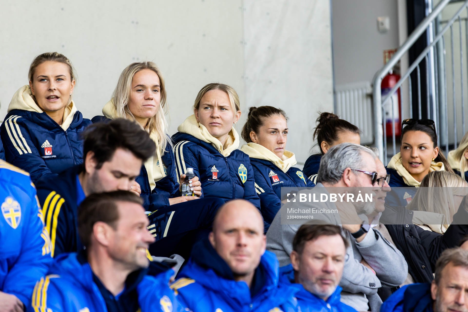 Svenska damlandslagets spelare på läktaren under fotbollsmatchen i Allsvenskan mellan Häcken och Hammarby den 9 april 2023 i Göteborg. 