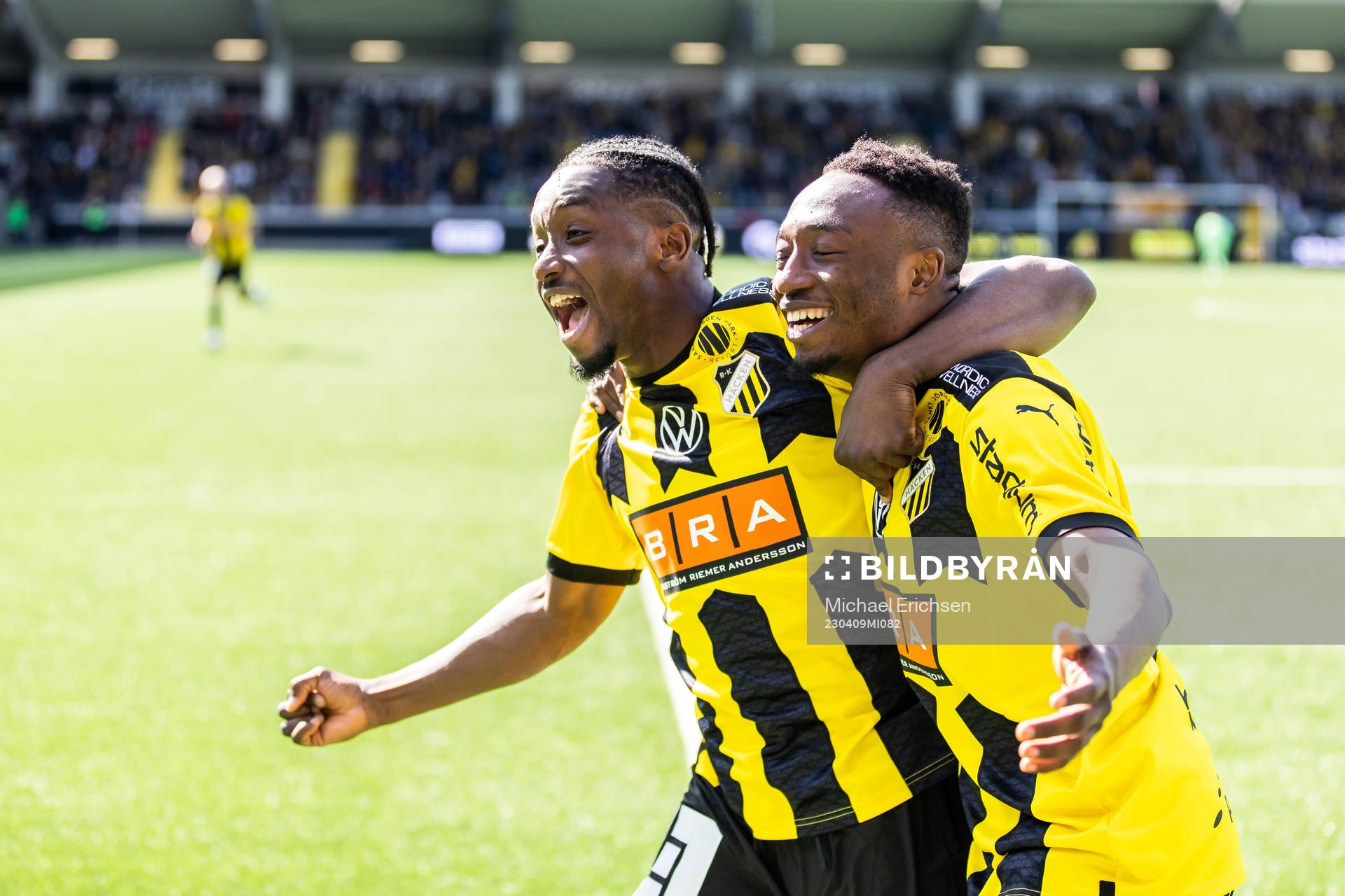 Häckens Benie Adama Traore och Ibrahim Sadiq jublar