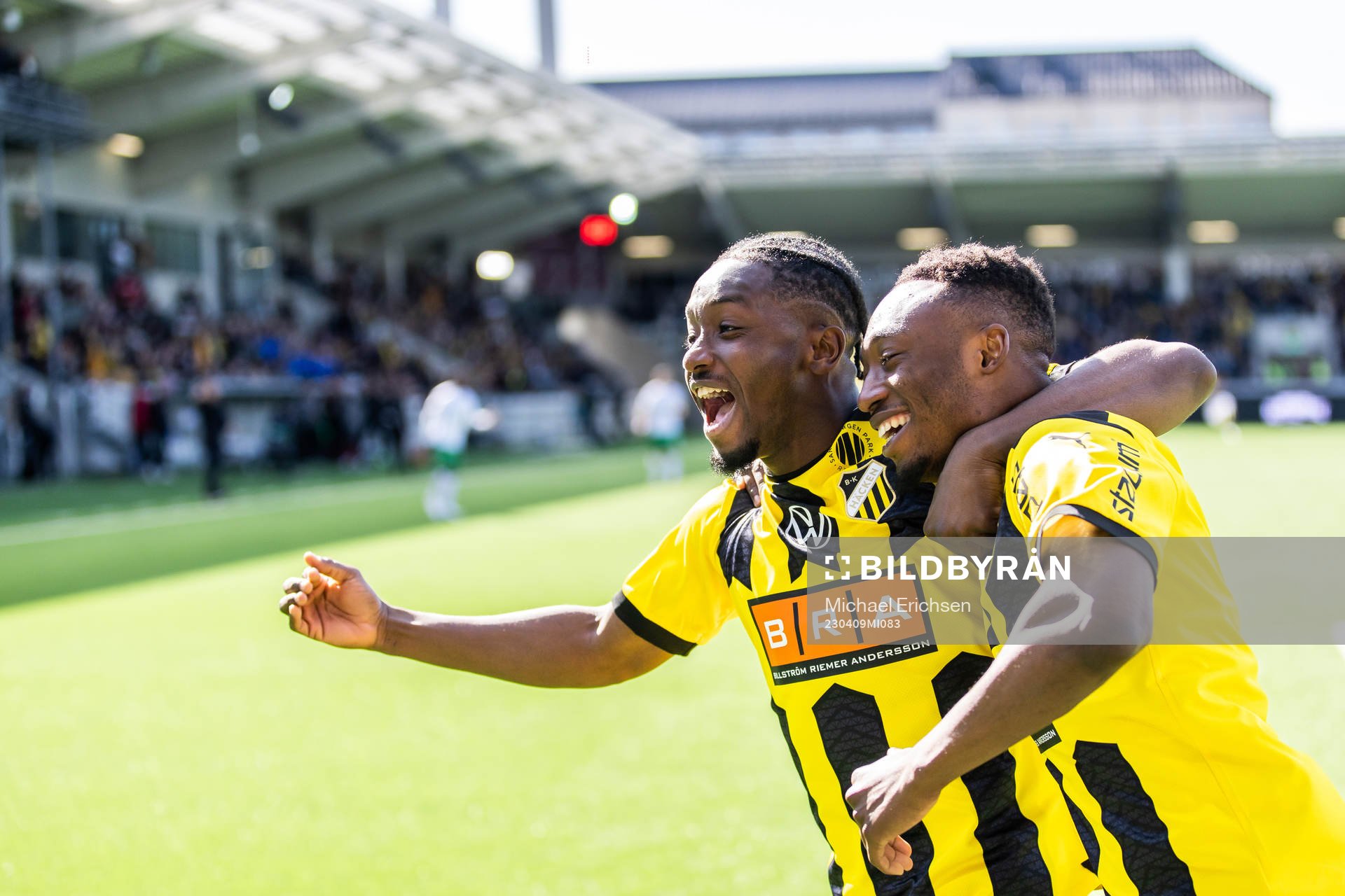 Häckens Benie Adama Traore och Ibrahim Sadiq jublar