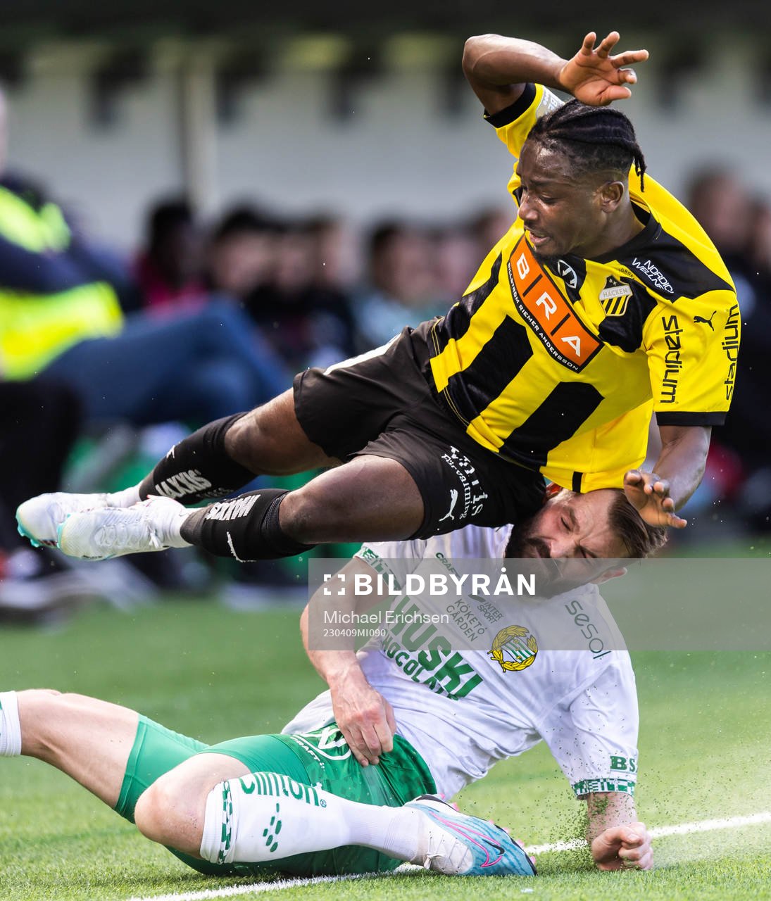 Häckens Ibrahim Sadiq och Hammarbys Mads Fenger Nielsen under fotbollsmatchen i Allsvenskan mellan Häcken och Hammarby den 9 april 2023 i Göteborg.