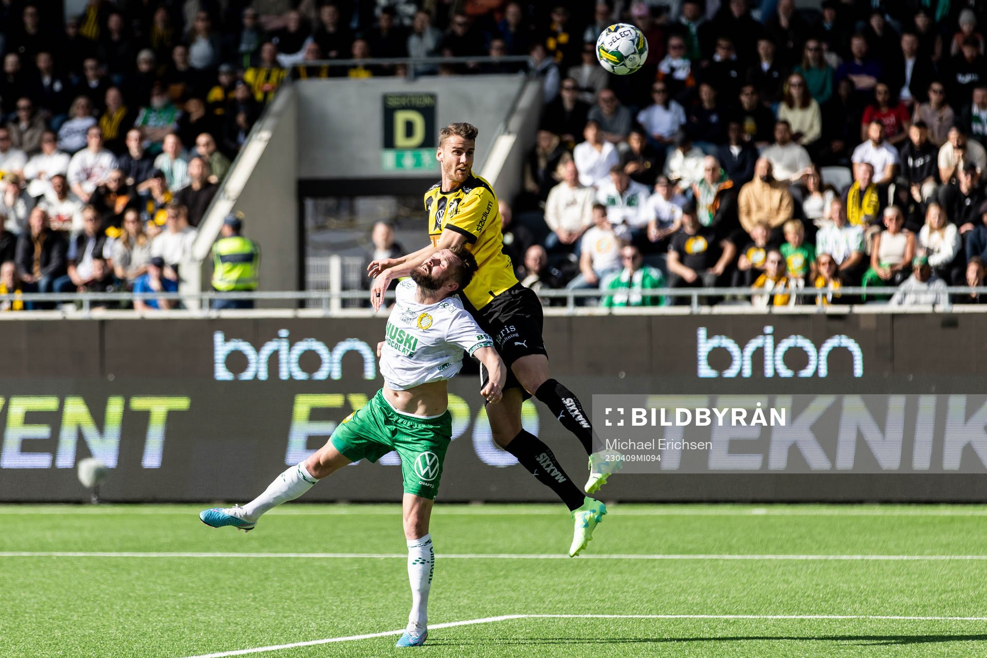 Hammarbys Mads Fenger Nielsen och Häckens Johan Hammar