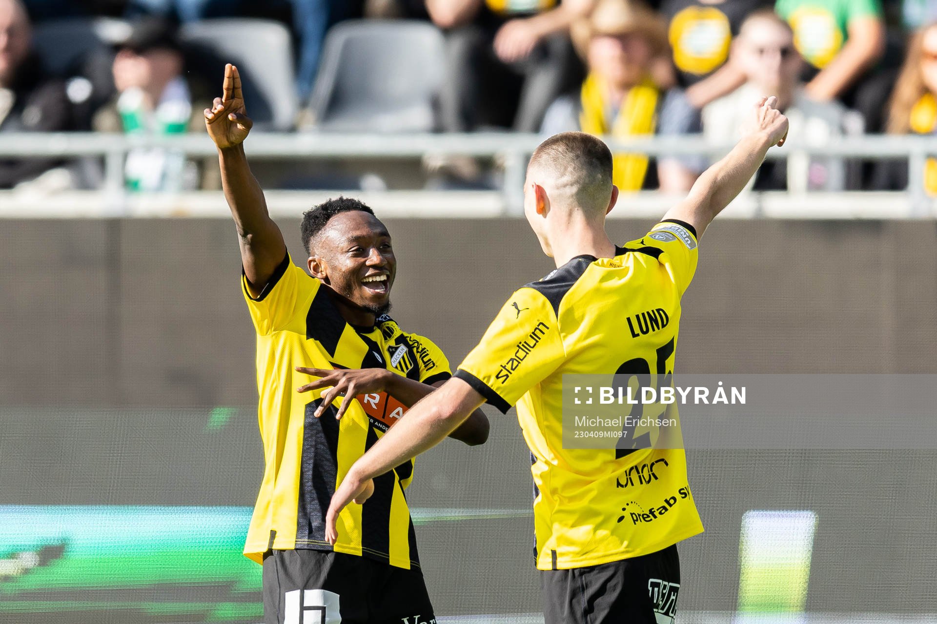 Häckens Benie Adama Traore jublar med Kristoffer Lund