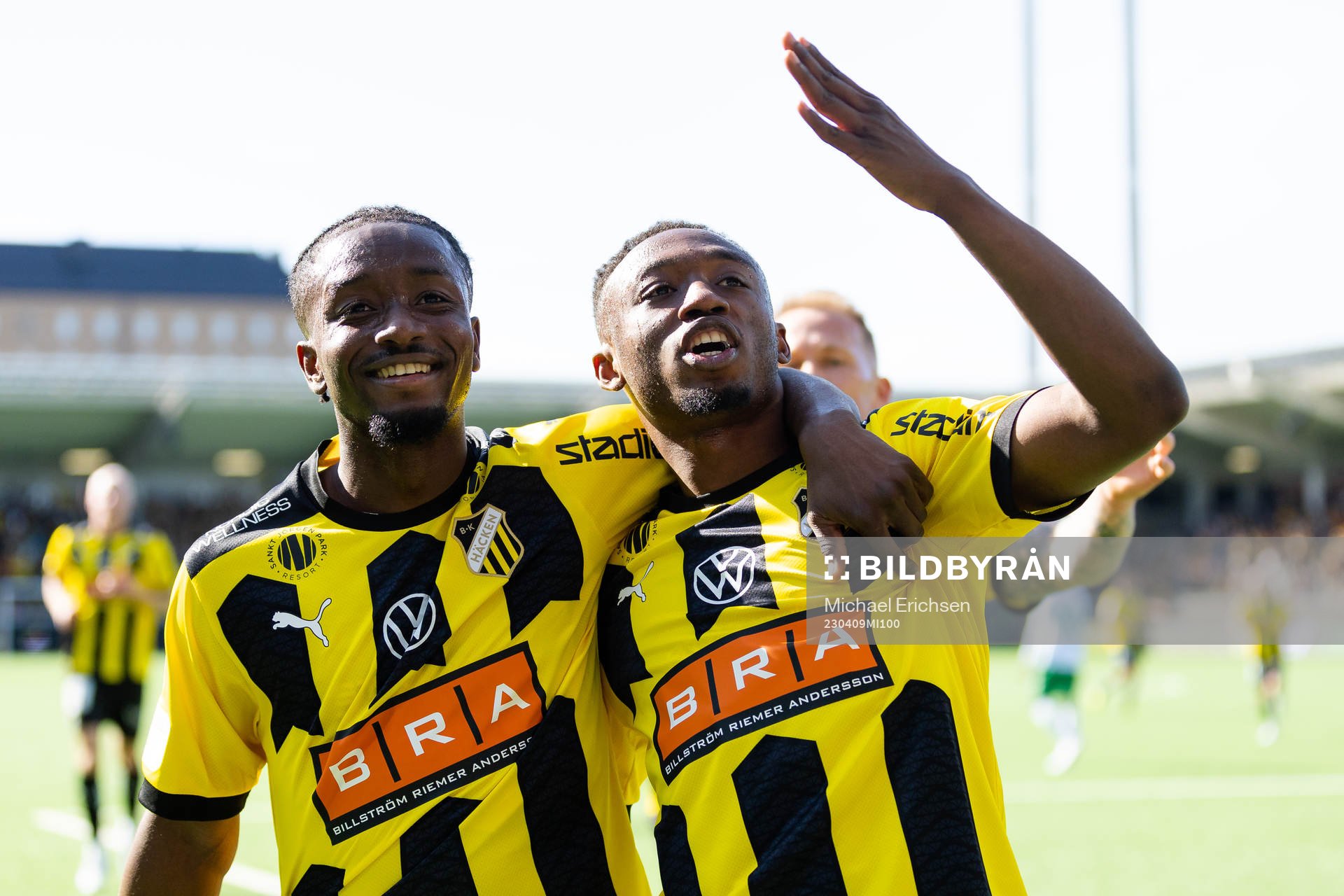 Häckens Benie Adama Traore t.h. jublar