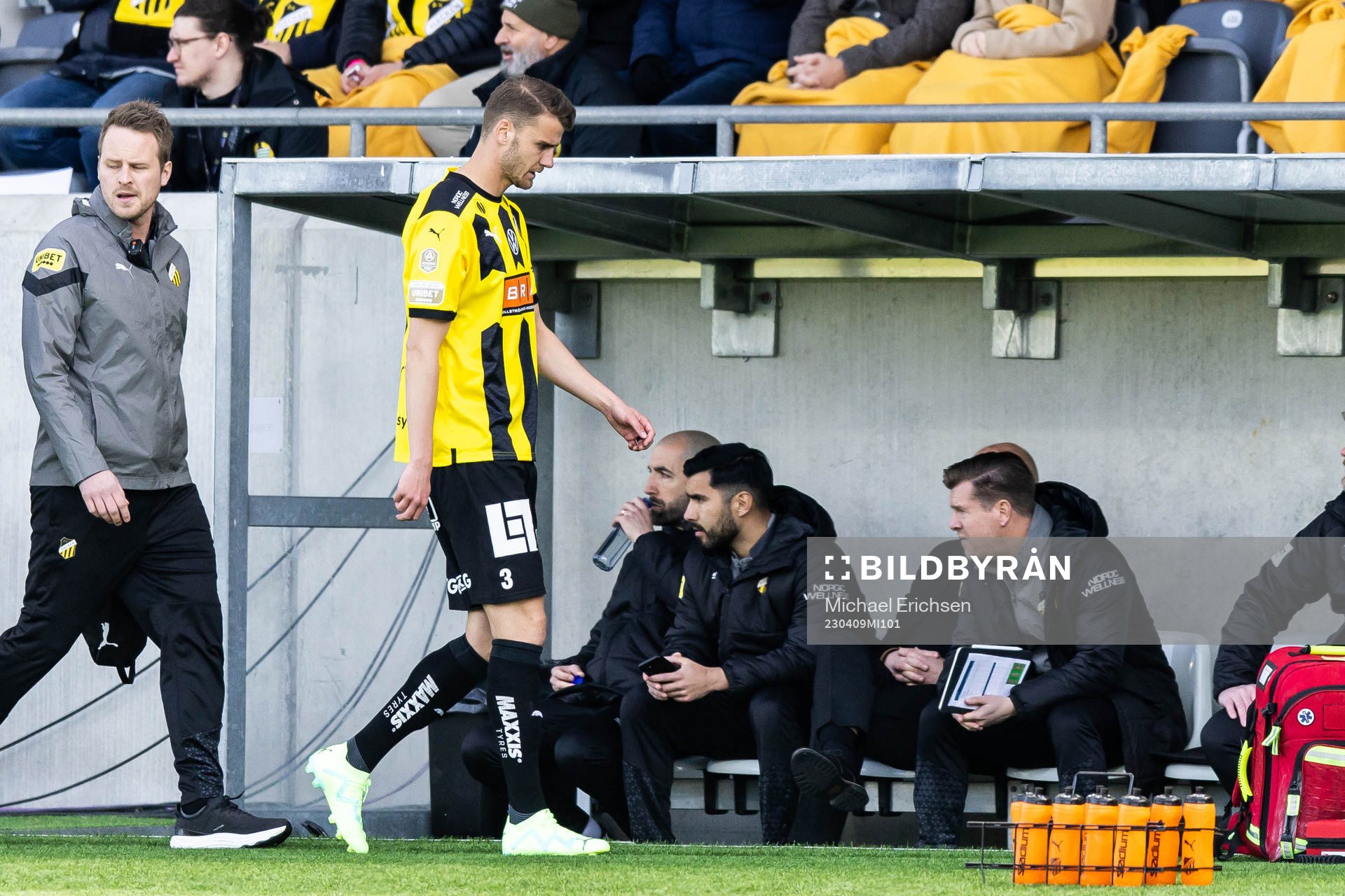 Häckens Johan Hammar lämnar planen med skada
