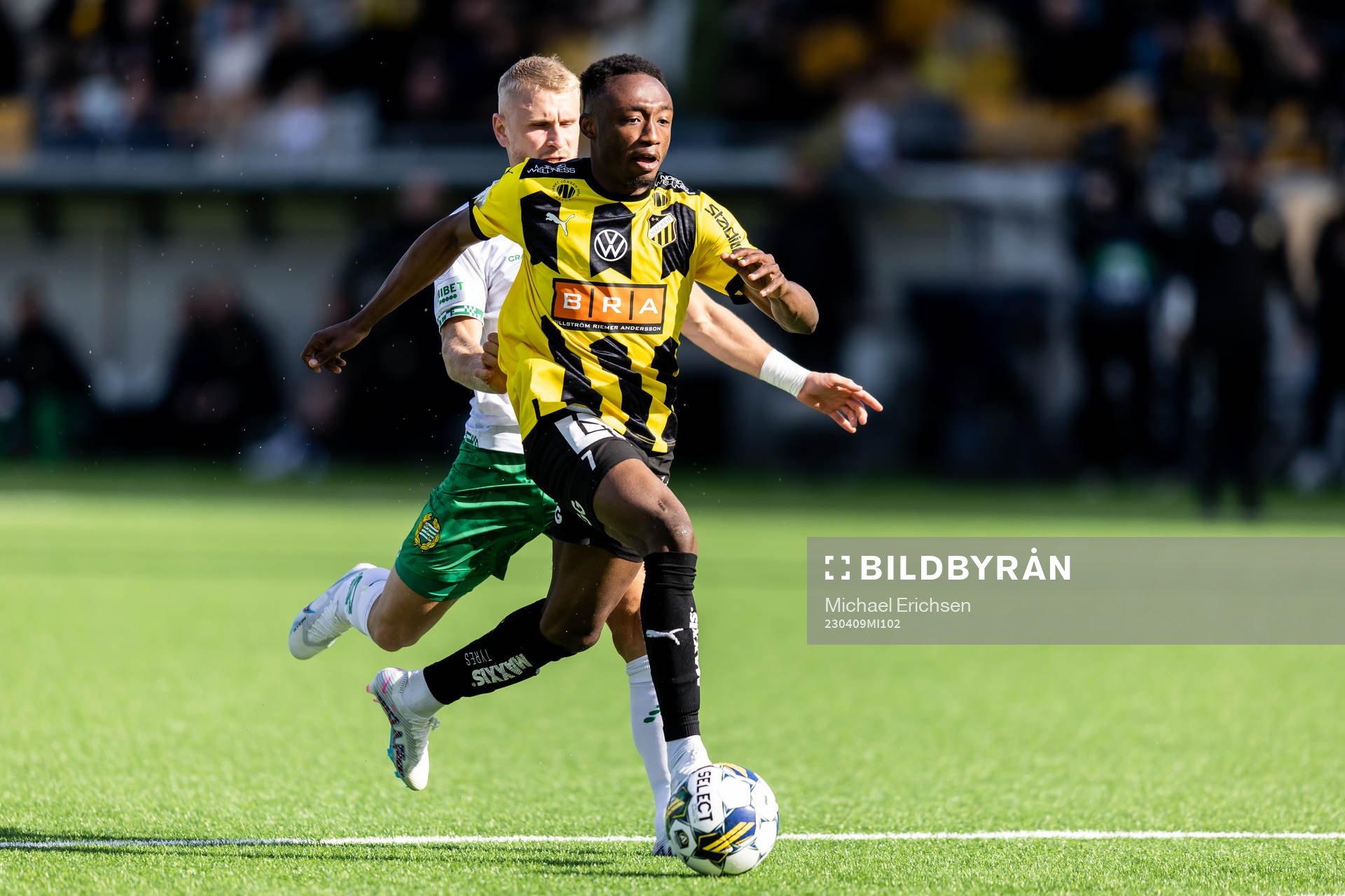 Häckens Benie Adama Traore och Hammarbys Simon Strand