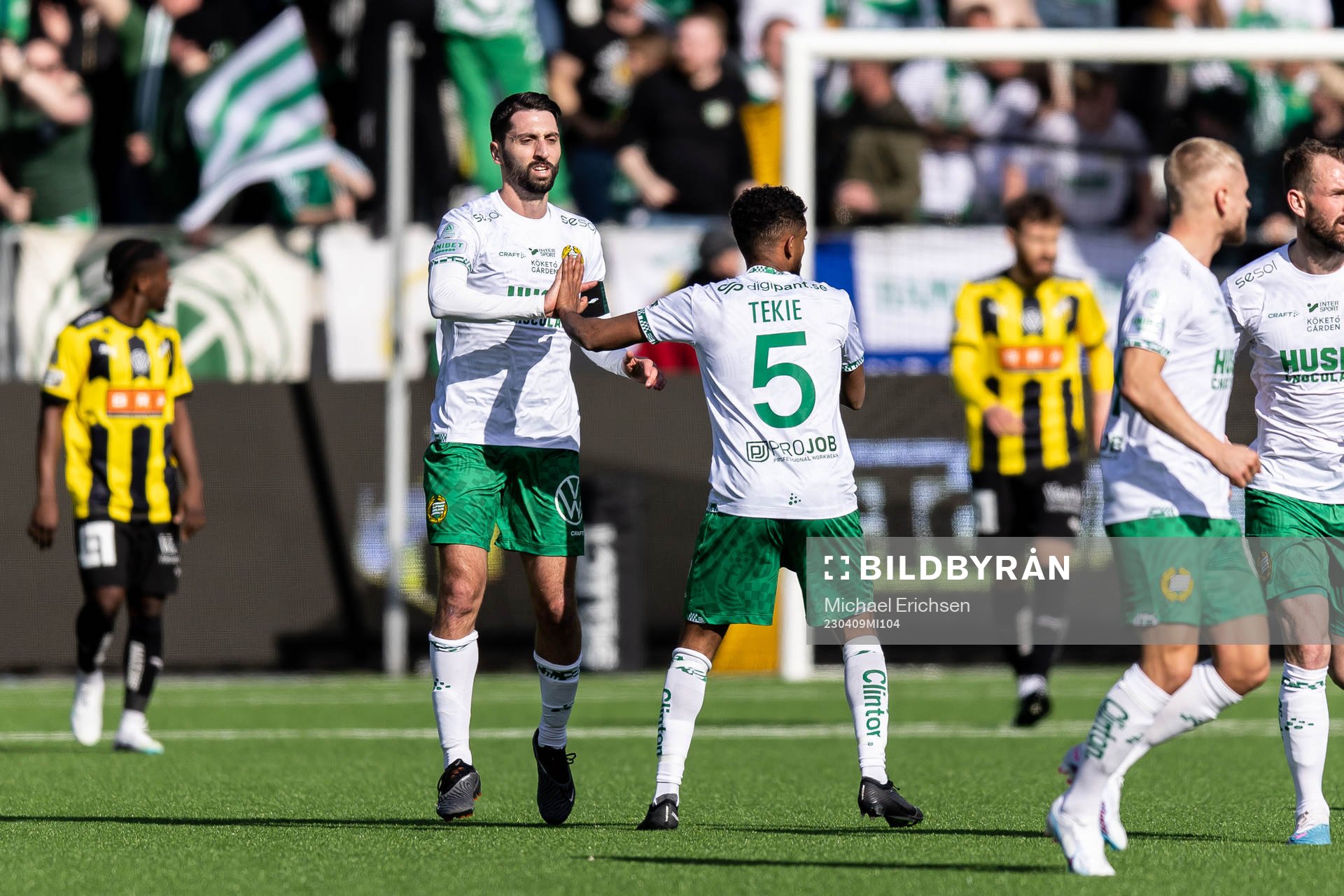 Hammarbys Nahir Besara och Tesfaldet Tekie jublar