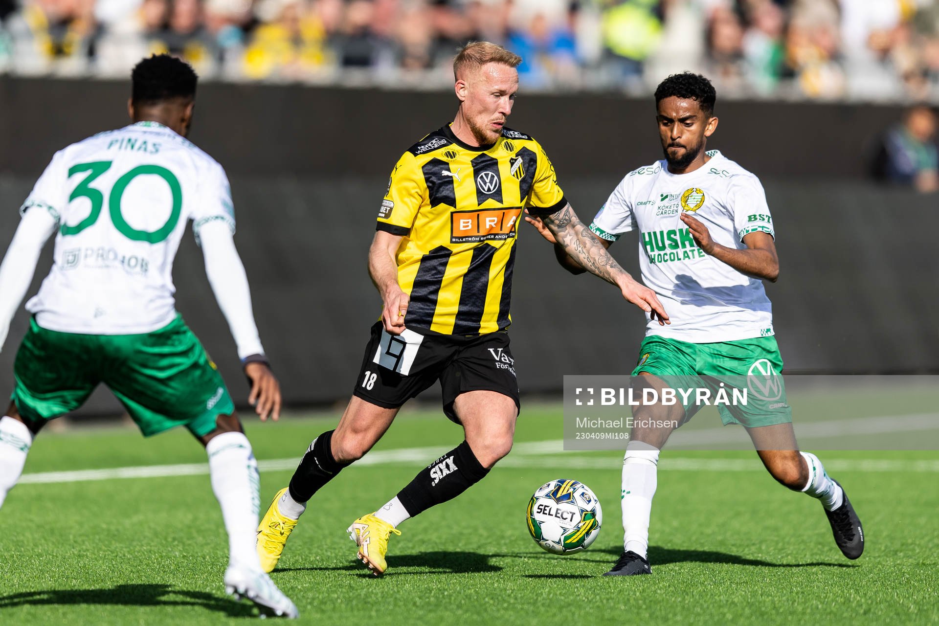 Häckens Mikkel Rygaard Jensen och Hammarbys Tesfaldet Tekie under fotbollsmatchen i Allsvenskan mellan Häcken och Hammarby den 9 april 2023 i Göteborg.