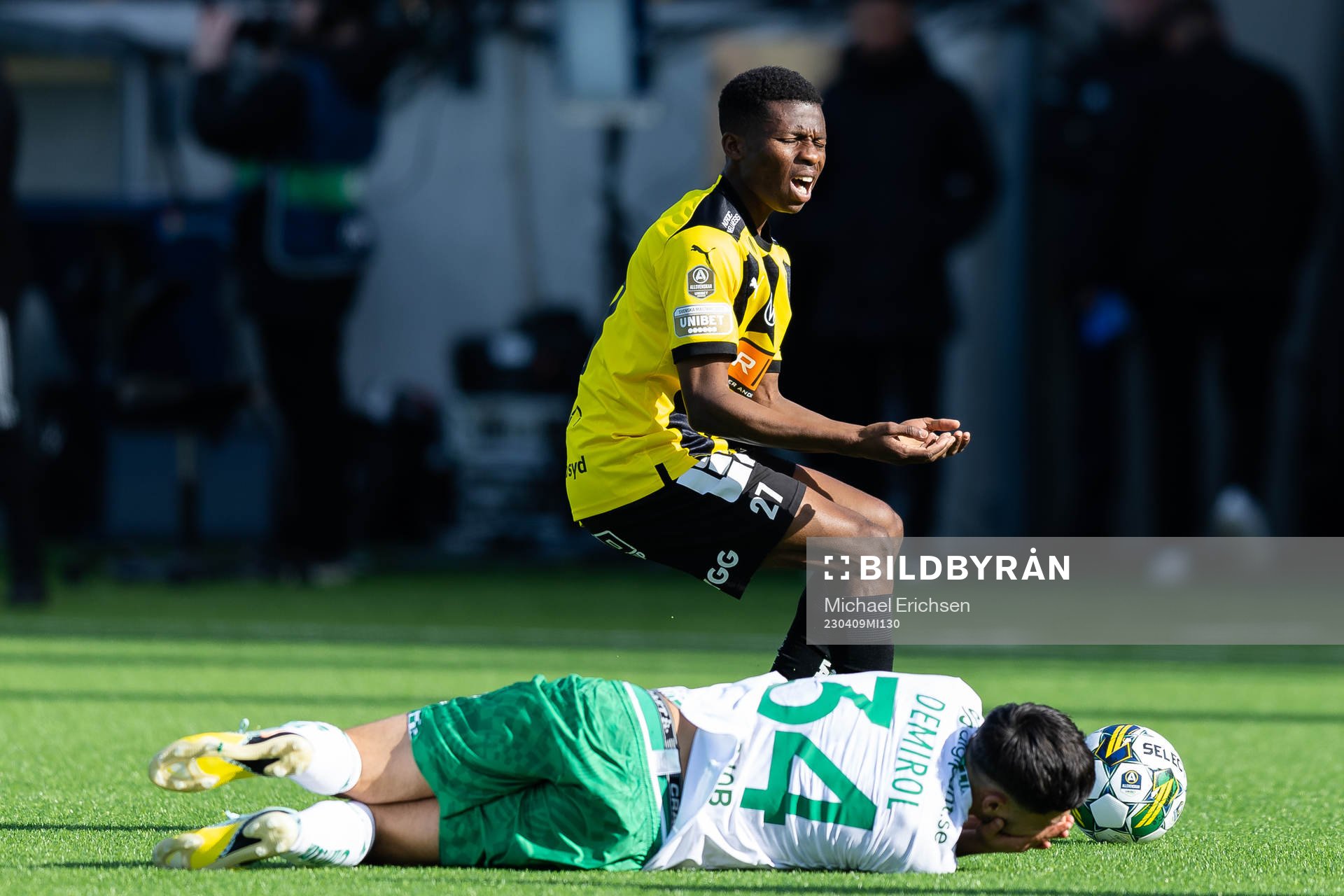 Häckens Akoua Romeo Amane får frispark mot sig