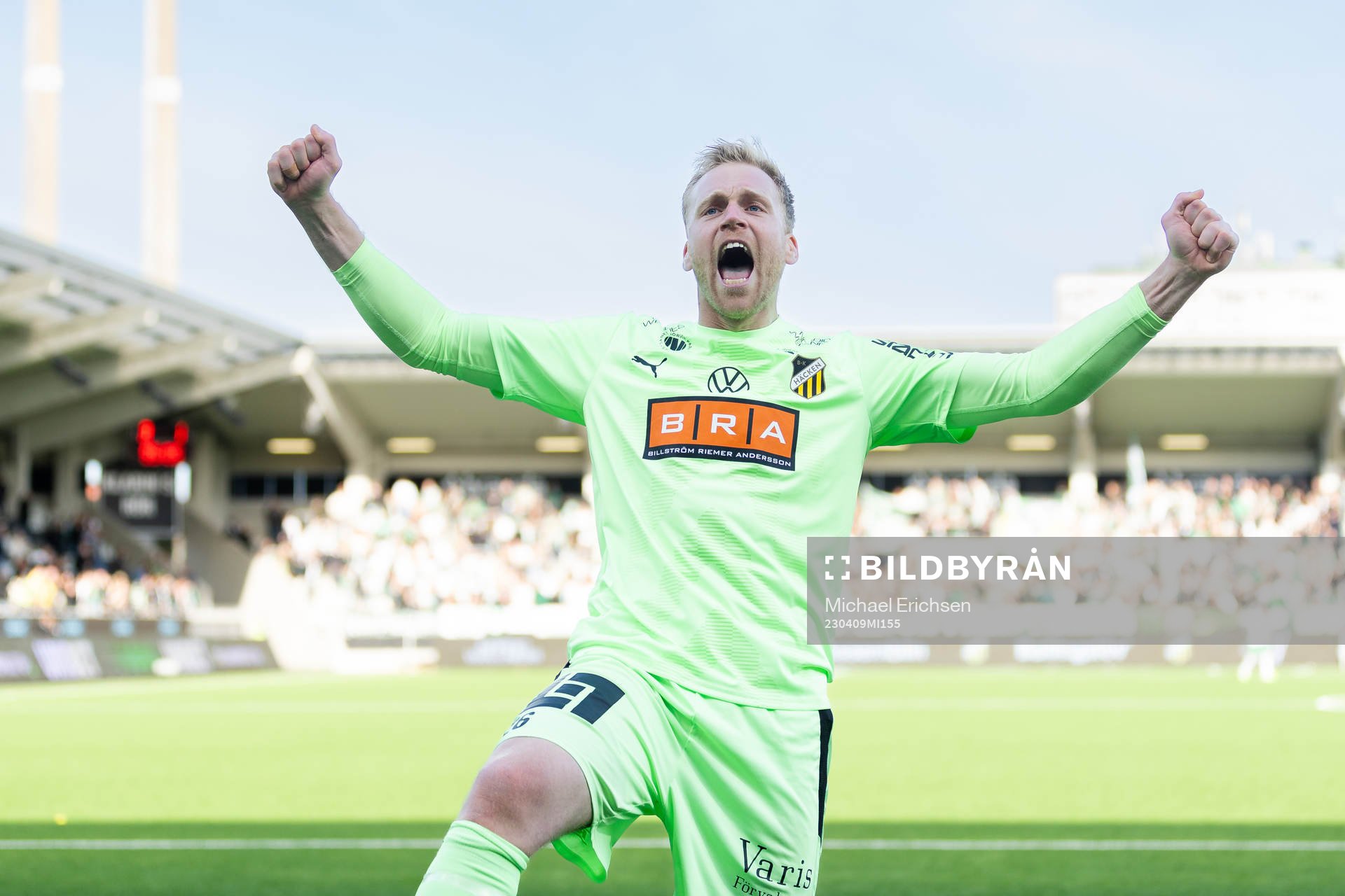 Häckens målvakt Peter Abrahamsson jublar framför klacken
