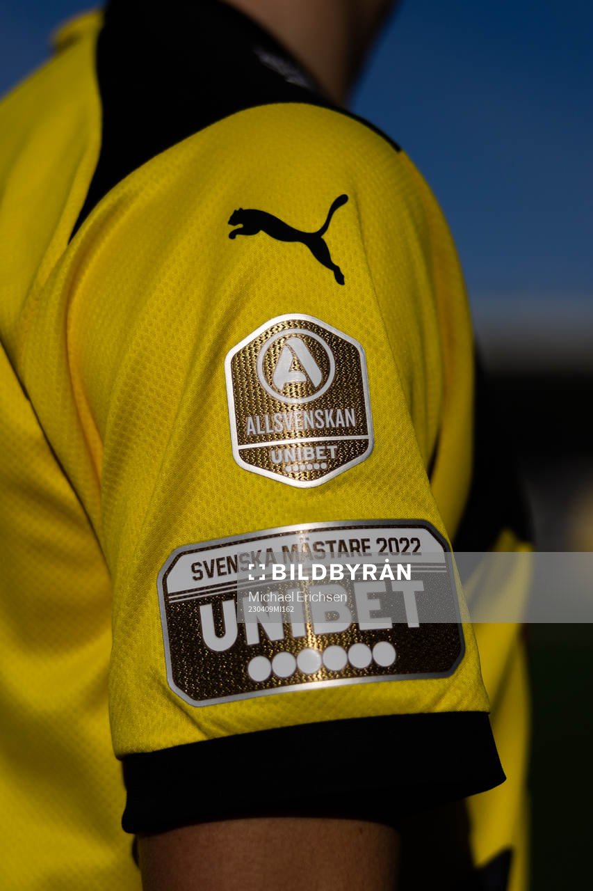 Häckens Kristoffer Lund Hansens matchtröja med Unibets logo på ärmen under fotbollsmatchen i Allsvenskan mellan Häcken och Hammarby den 9 april 2023 i Göteborg.