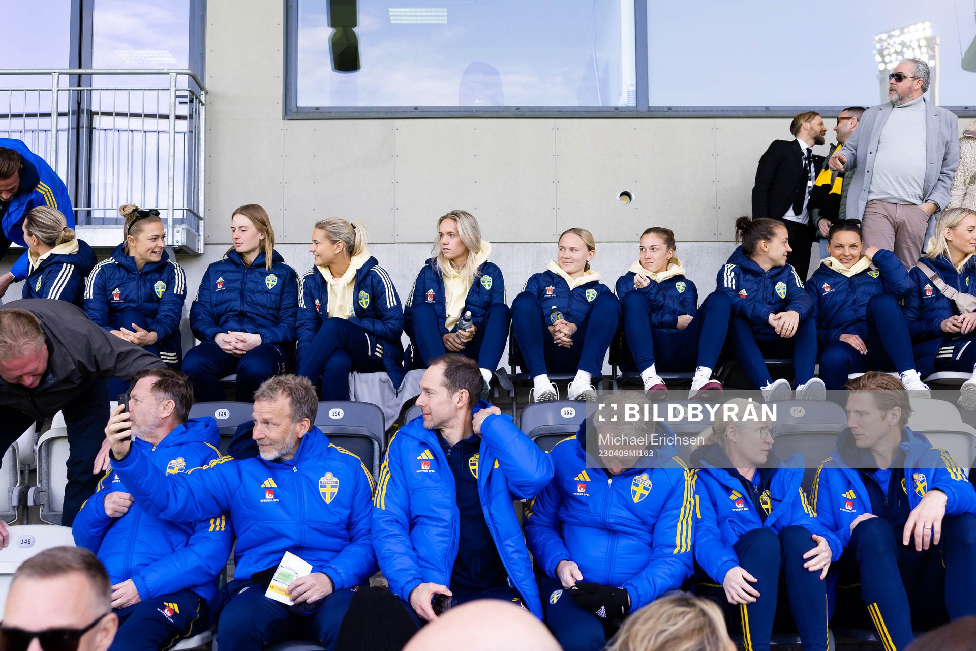 Svenska damlandslaget i fotboll på läktaren