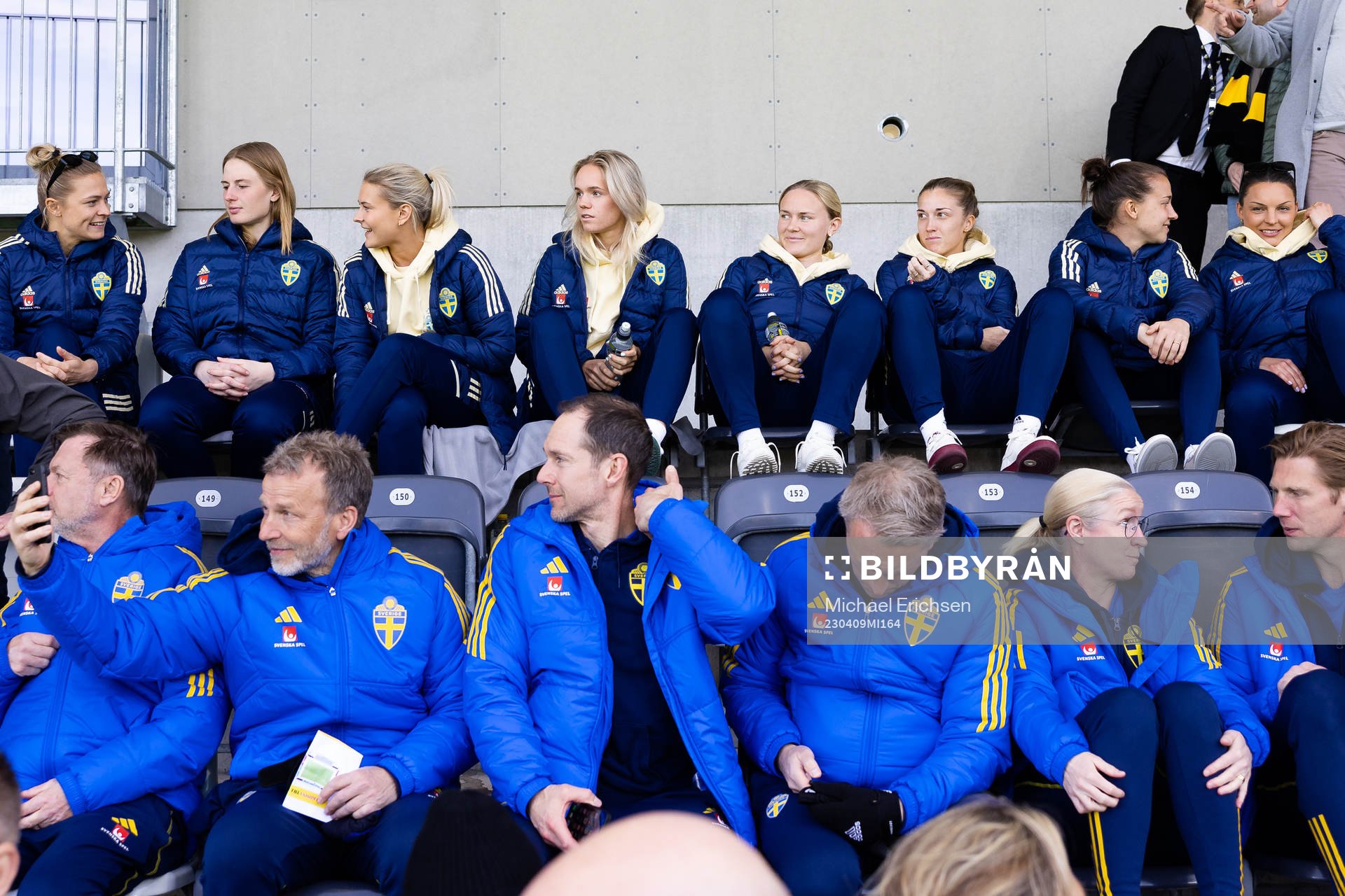 Svenska damlandslaget i fotboll på läktaren