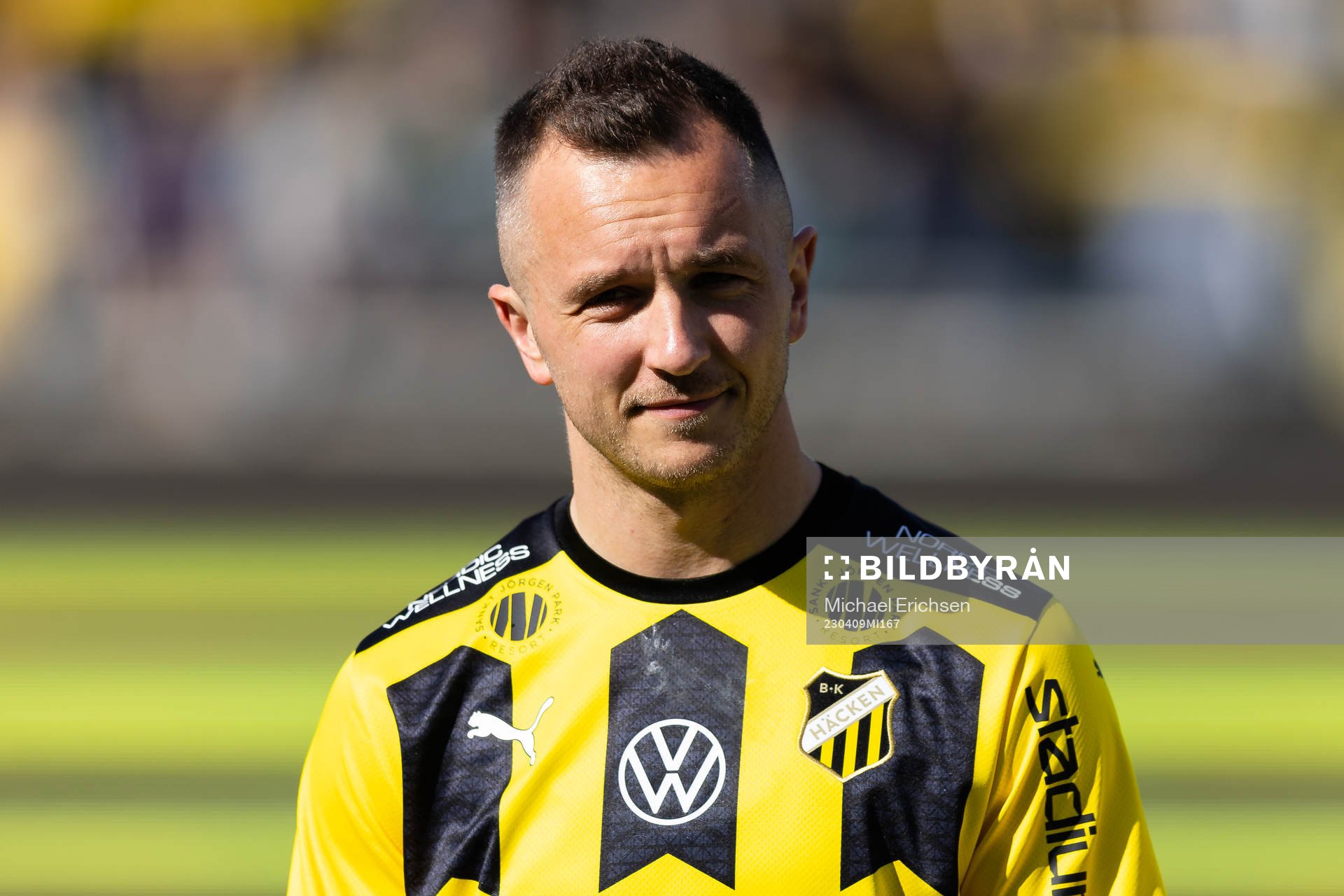 Häckens Even Hovland på line up innan fotbollsmatchen i
