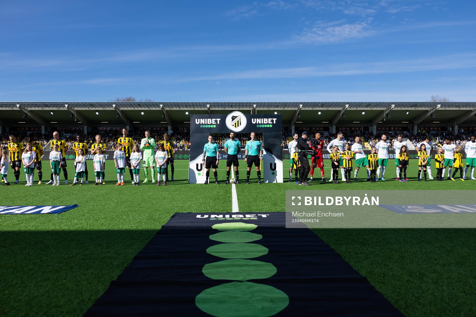 Lagen och domarna på line up innan fotbollsmatchen i