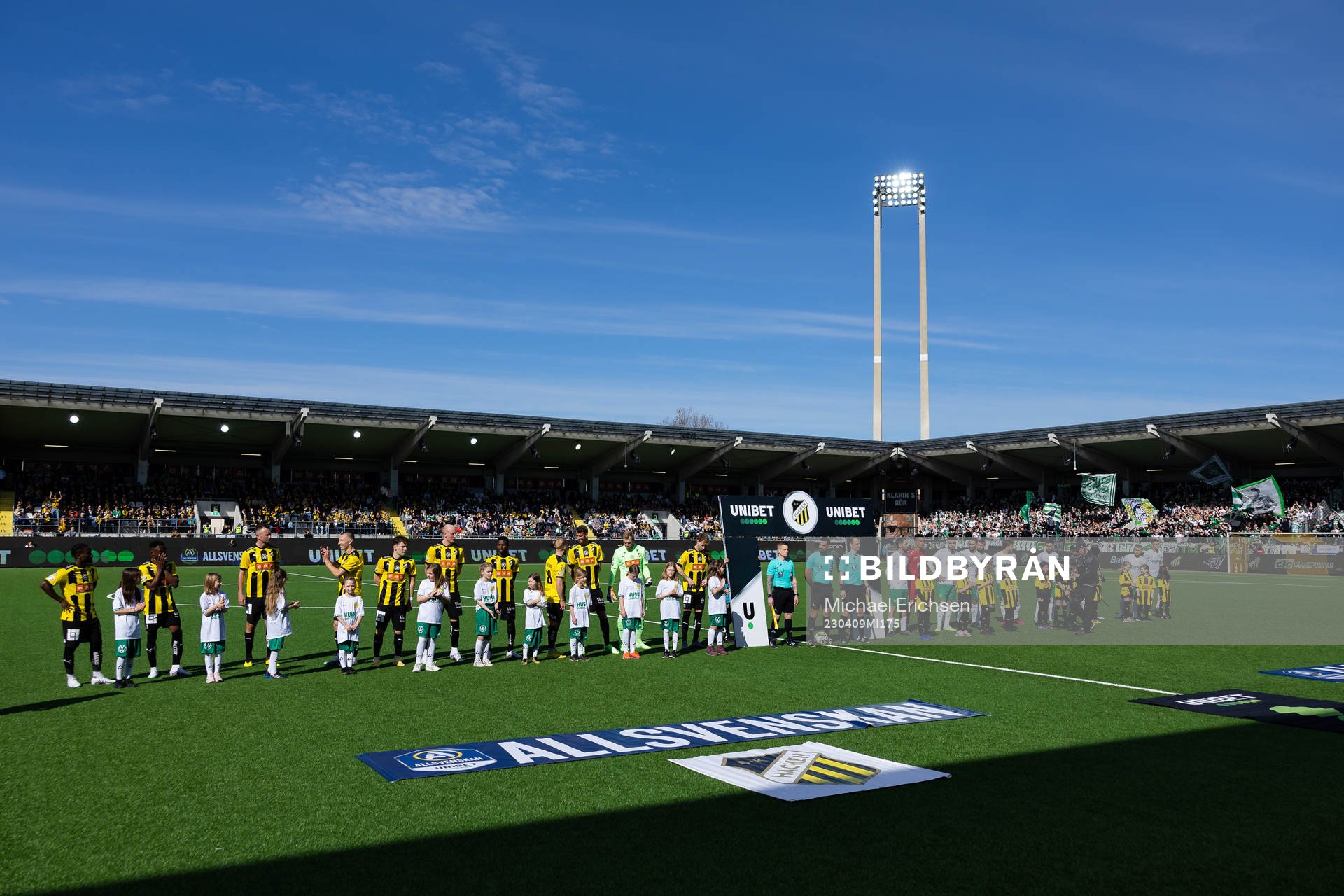 Lagen och domarna på line up innan fotbollsmatchen i Allsvenskan mellan Häcken och Hammarby den 9 april 2023 i Göteborg. 