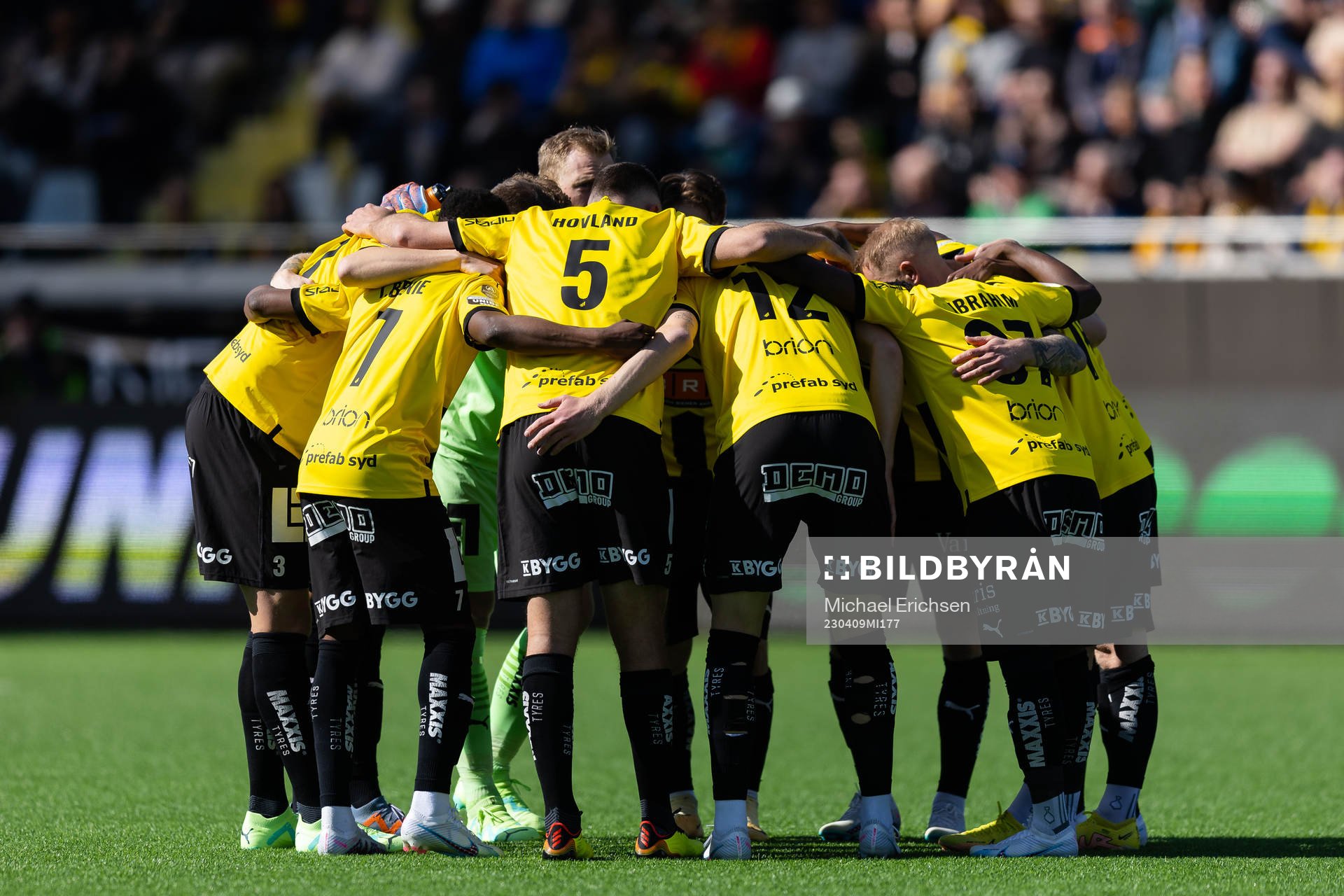 Häckens spelare samlade innan fotbollsmatchen i
