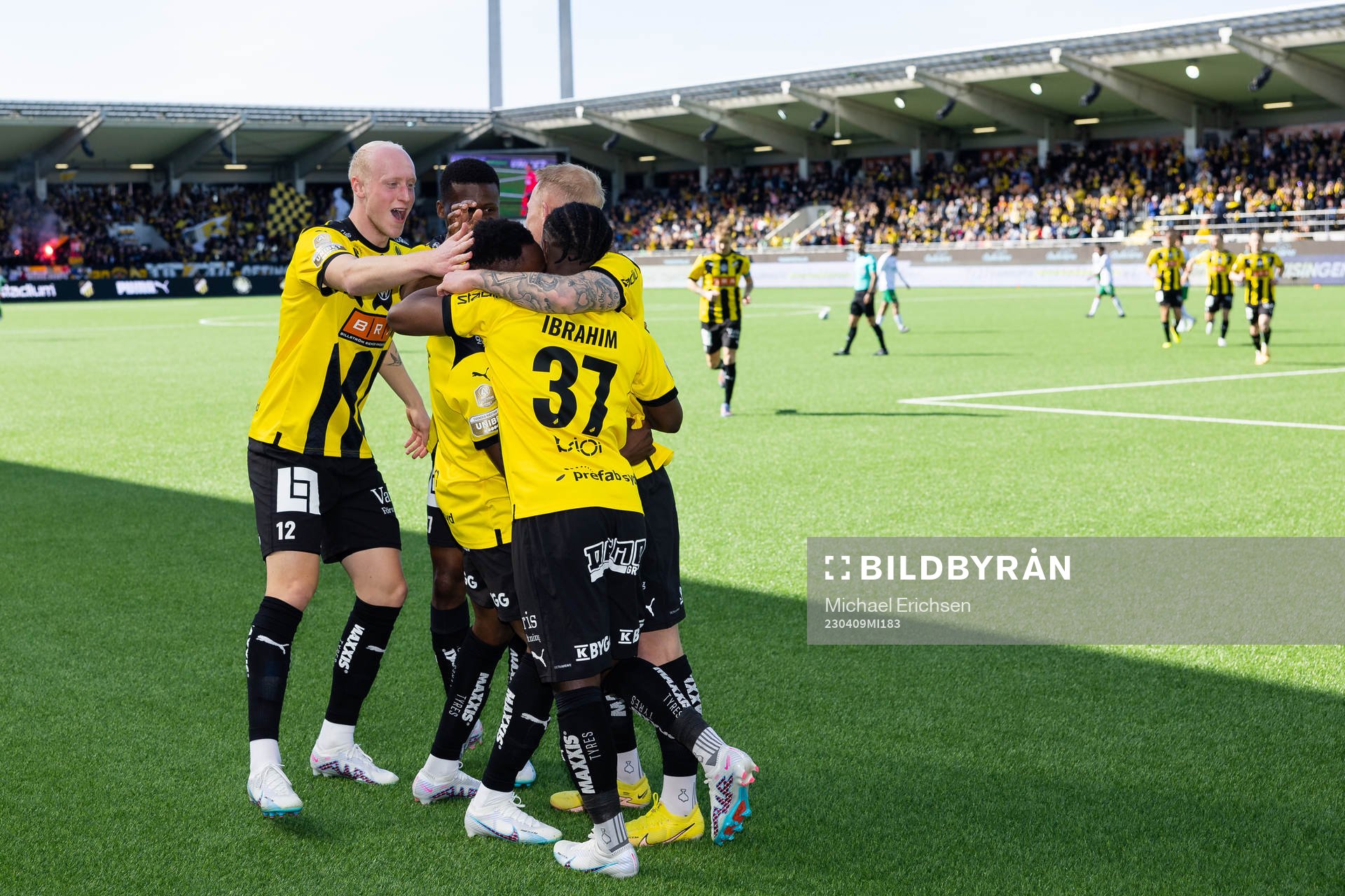 Häckens Benie Adama Traore jublar med lagkamrater
