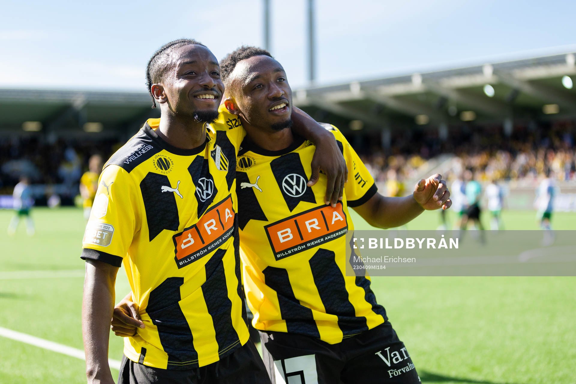 Häckens Ibrahim Sadiq och Benie Adama Traore jublar
