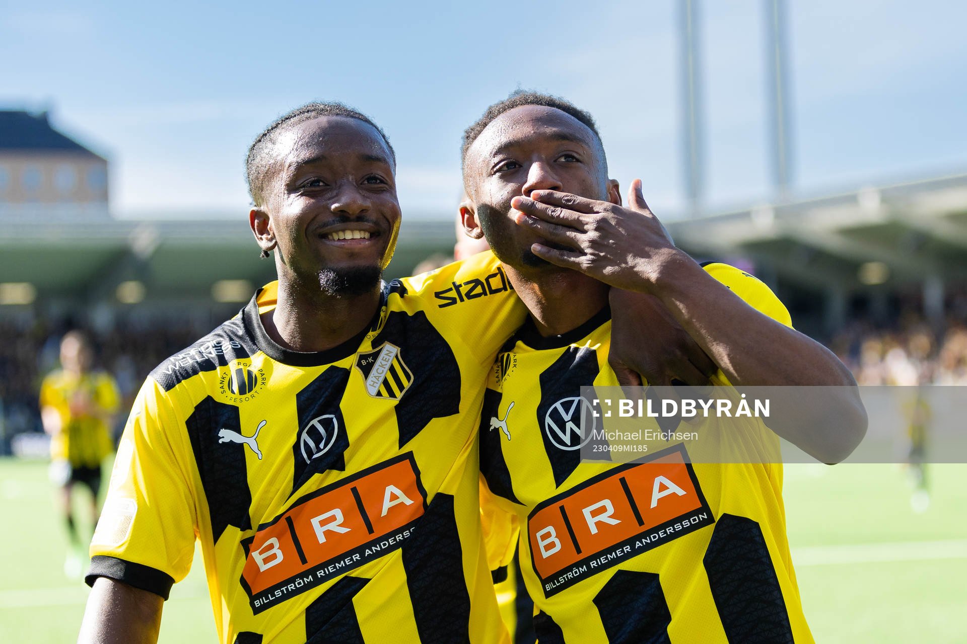 Häckens Ibrahim Sadiq och Benie Adama Traore jublar