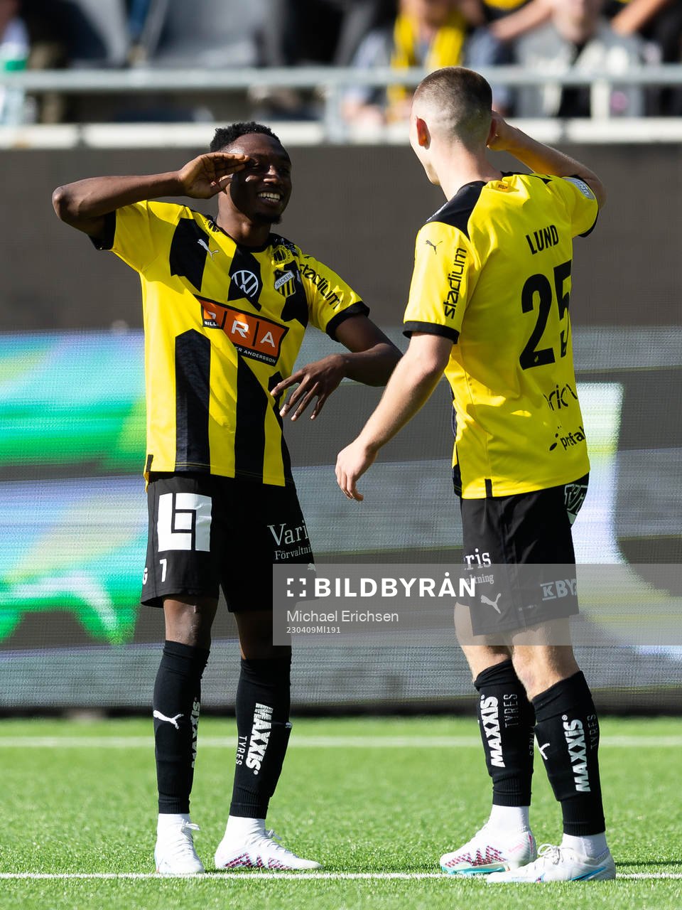 Häckens Benie Adama Traore jublar ihop med Kristoffer Lund