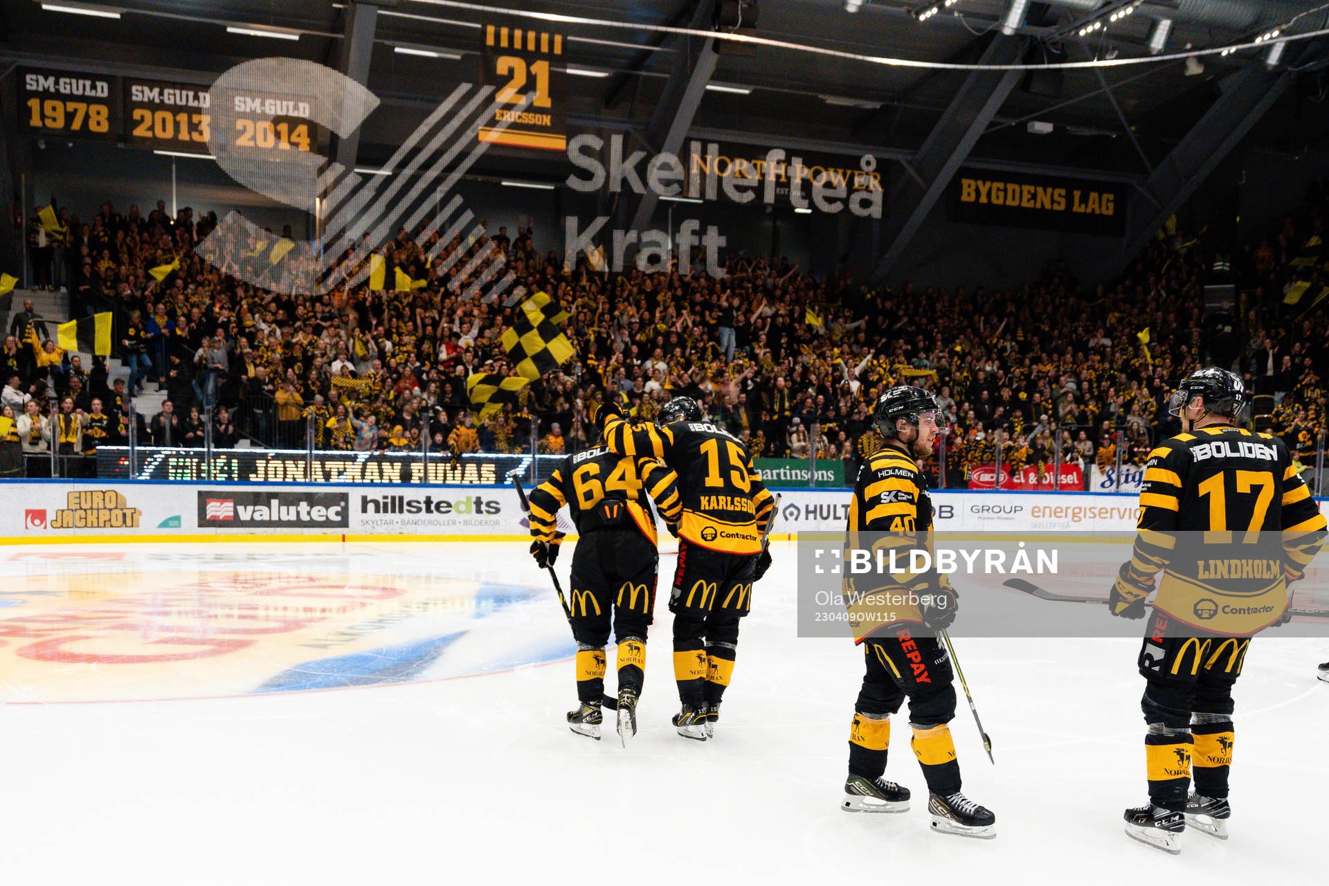 Skellefteås Jonathan Pudas och Melker Karlsson firar