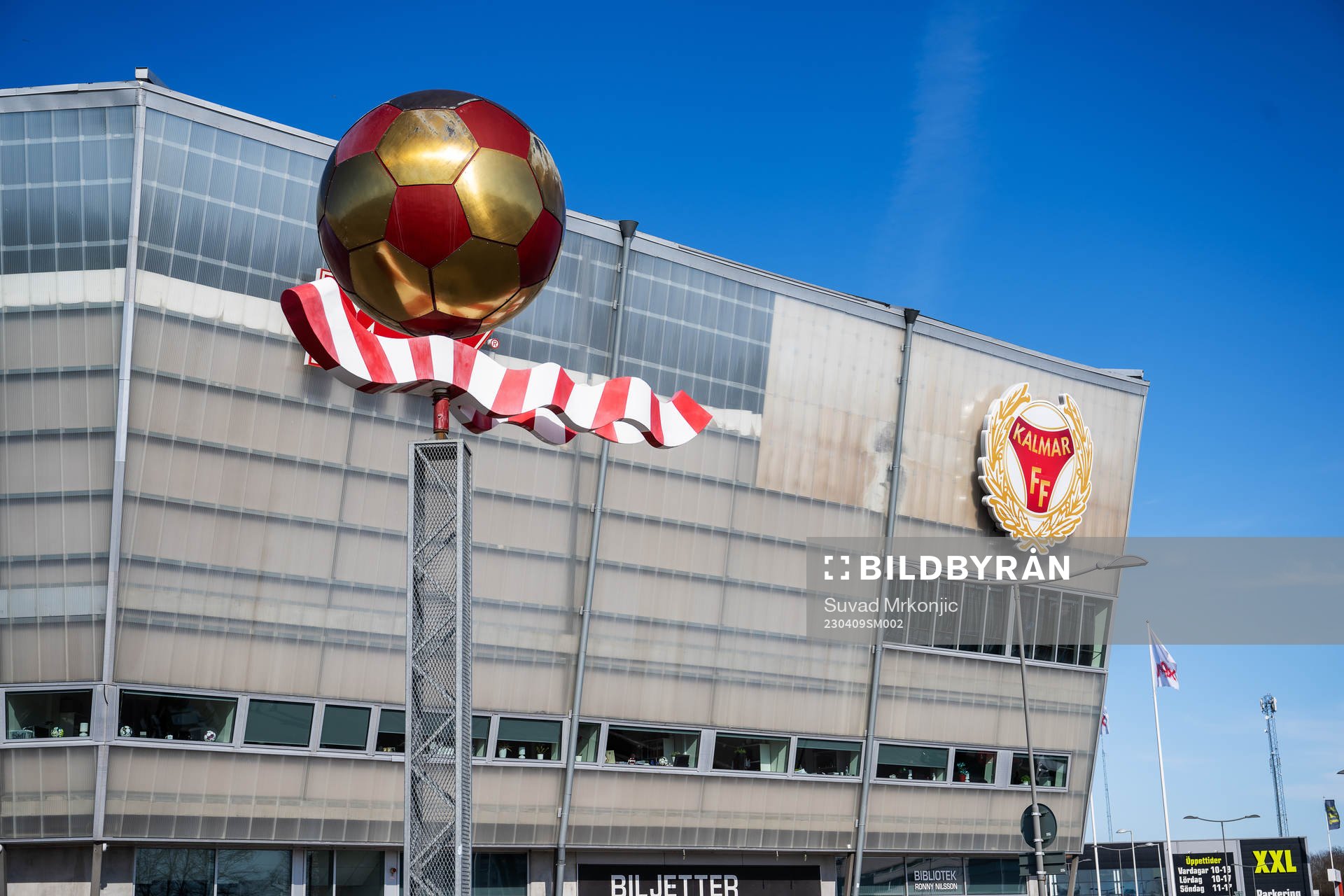 En staty samt Kalmars klubbmärke utanför Guldfågeln Arena