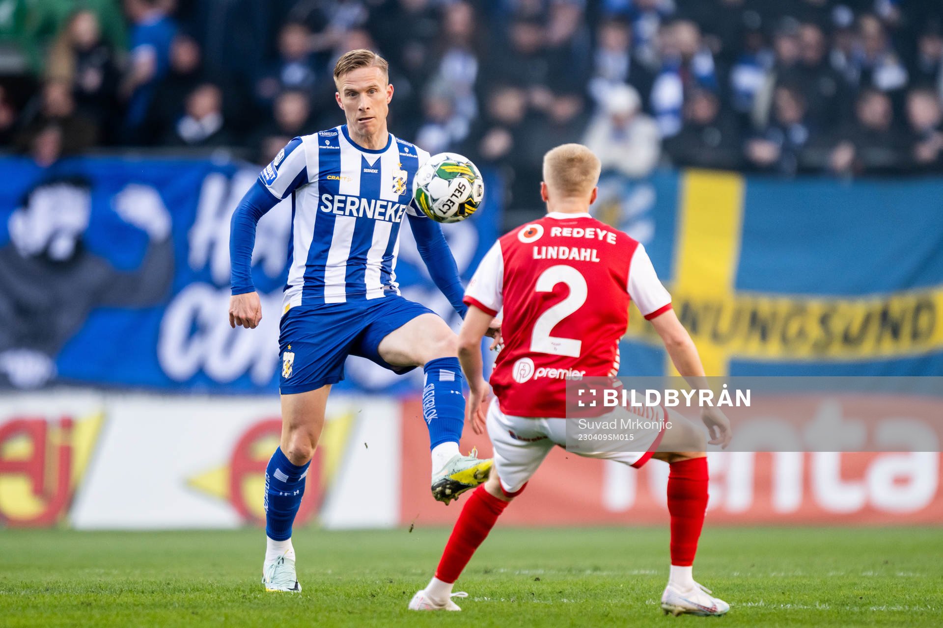 IFK Göteborgs Oscar Wendt och Kalmars Axel Lindahl under fotbollsmatchen i Allsvenskan mellan Kalmar och IFK Göteborg den 9 april 2023 i Kalmar.