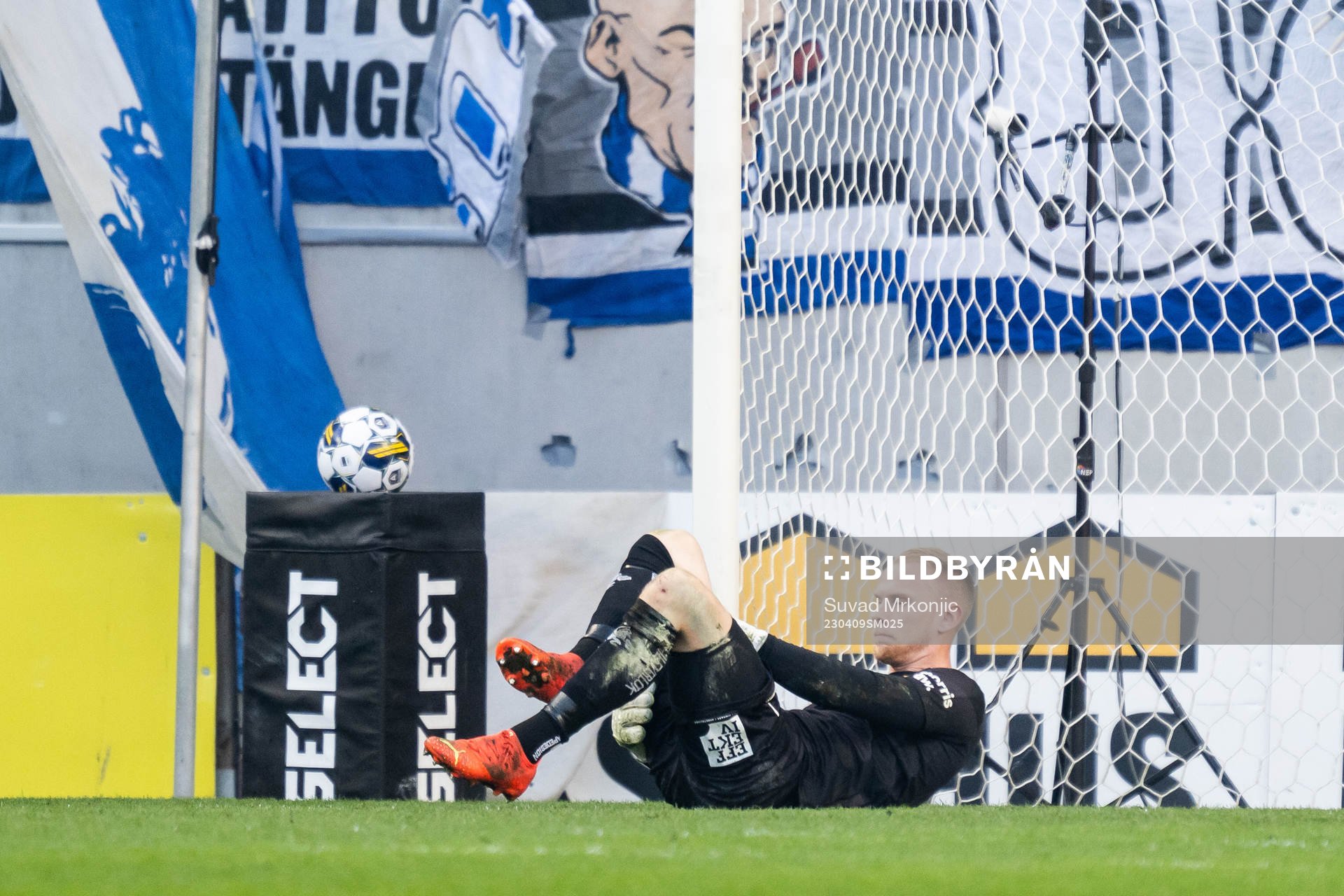 IFK Göteborgs målvakt Pontus Dahlberg har ont under fotbollsmatchen i Allsvenskan mellan Kalmar och IFK Göteborg den 9 april 2023 i Kalmar.